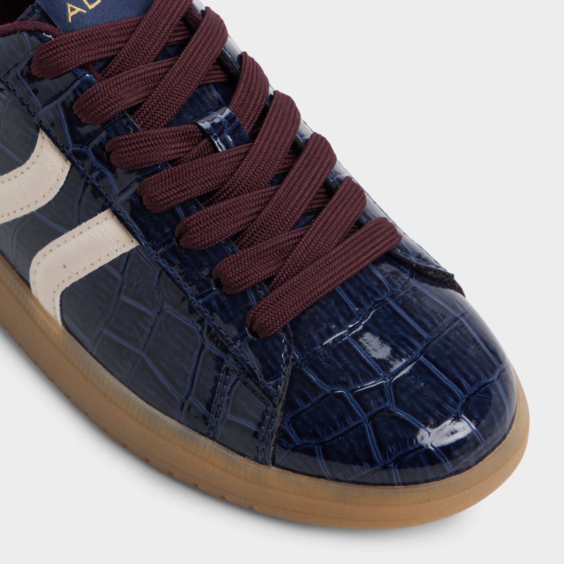 Close-up of the Navy Chicsneaker2 Low top sneaker