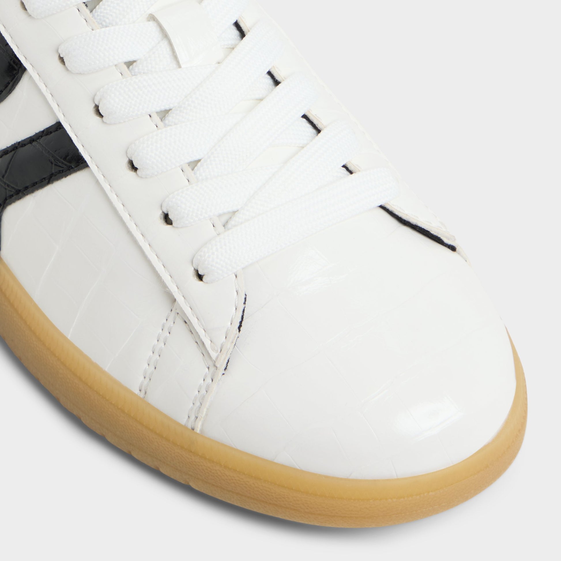 Close-up of the White/Black Chicsneaker2 Low top sneaker