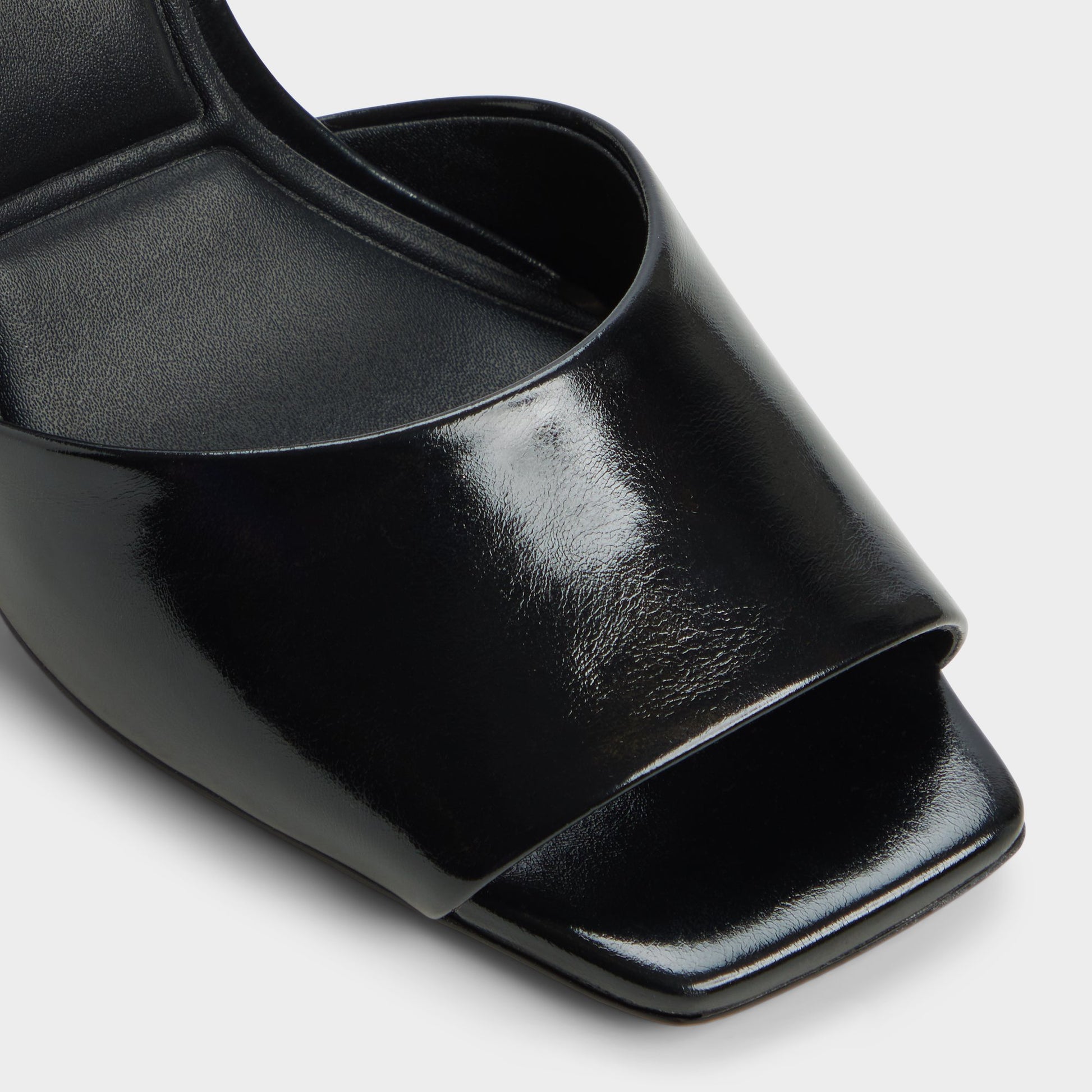 Close-up of the Black Kaiasien Heeled sandal
