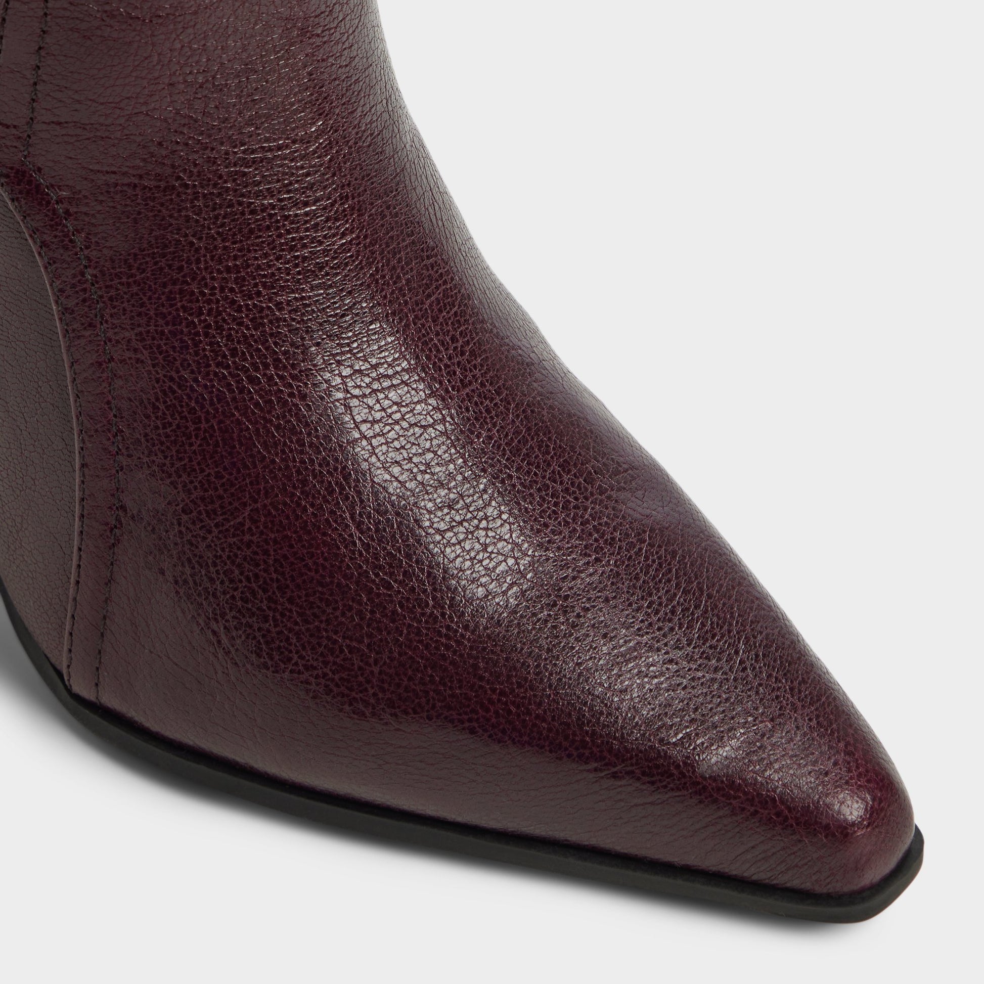 Close-up of the Bordo Saddle Knee-high boot