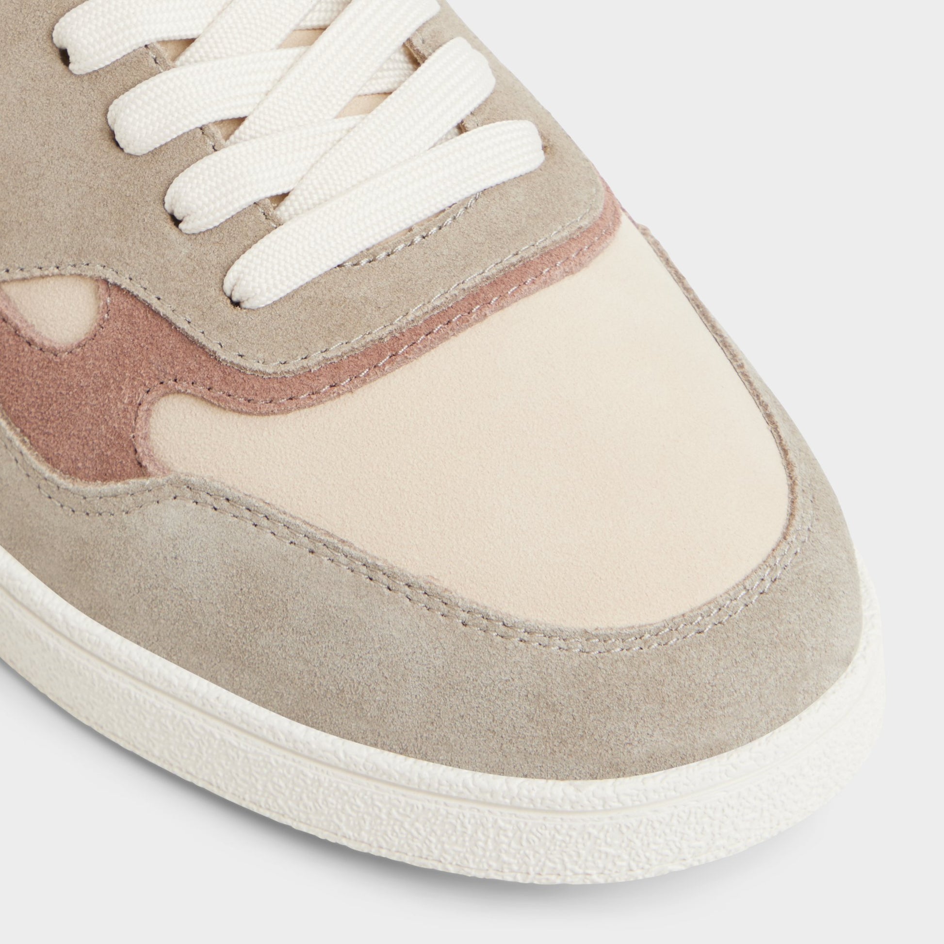 Close-up of the Olive multi Curtis Low top sneaker