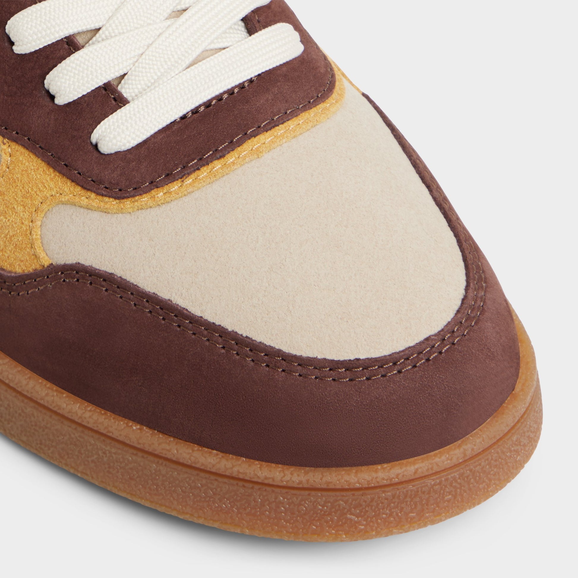 Close-up of the Brown multi Curtis Low top sneaker