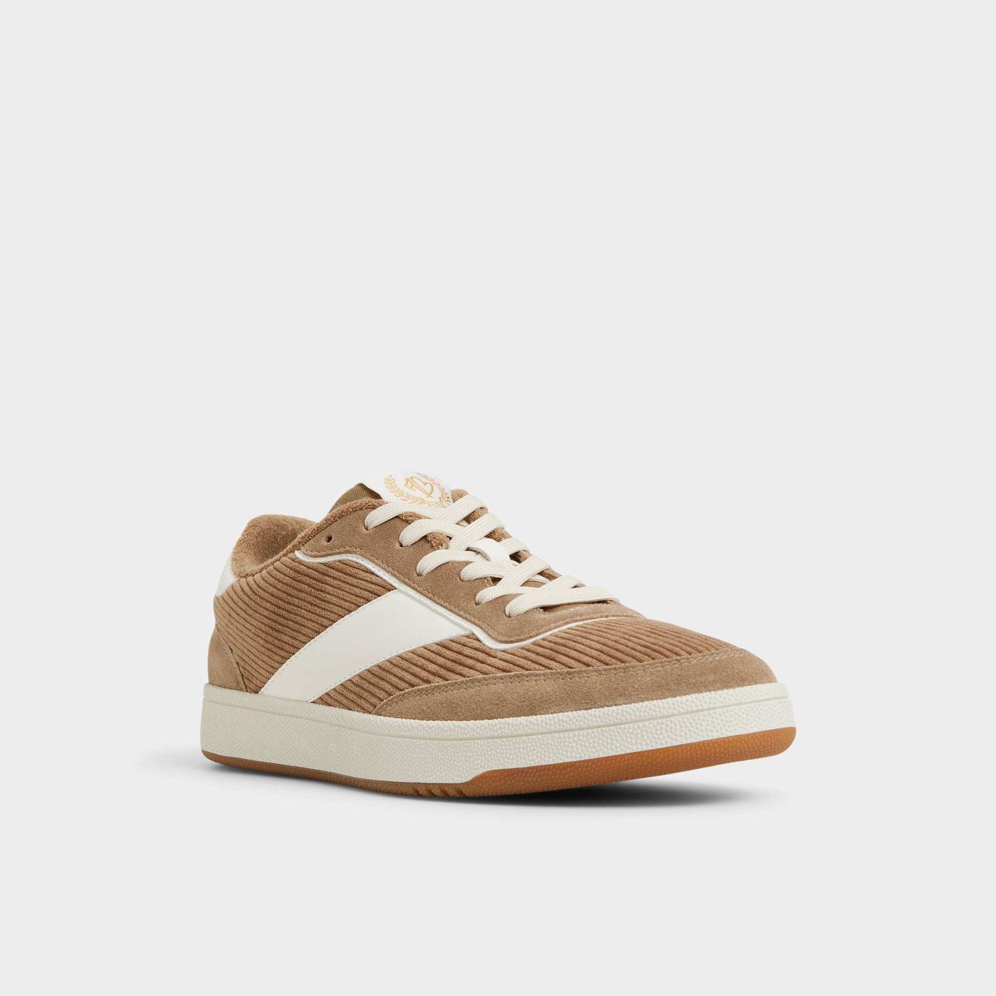 Angle de trois quarts de la face avant de Taupe Ashwin Sneaker bas