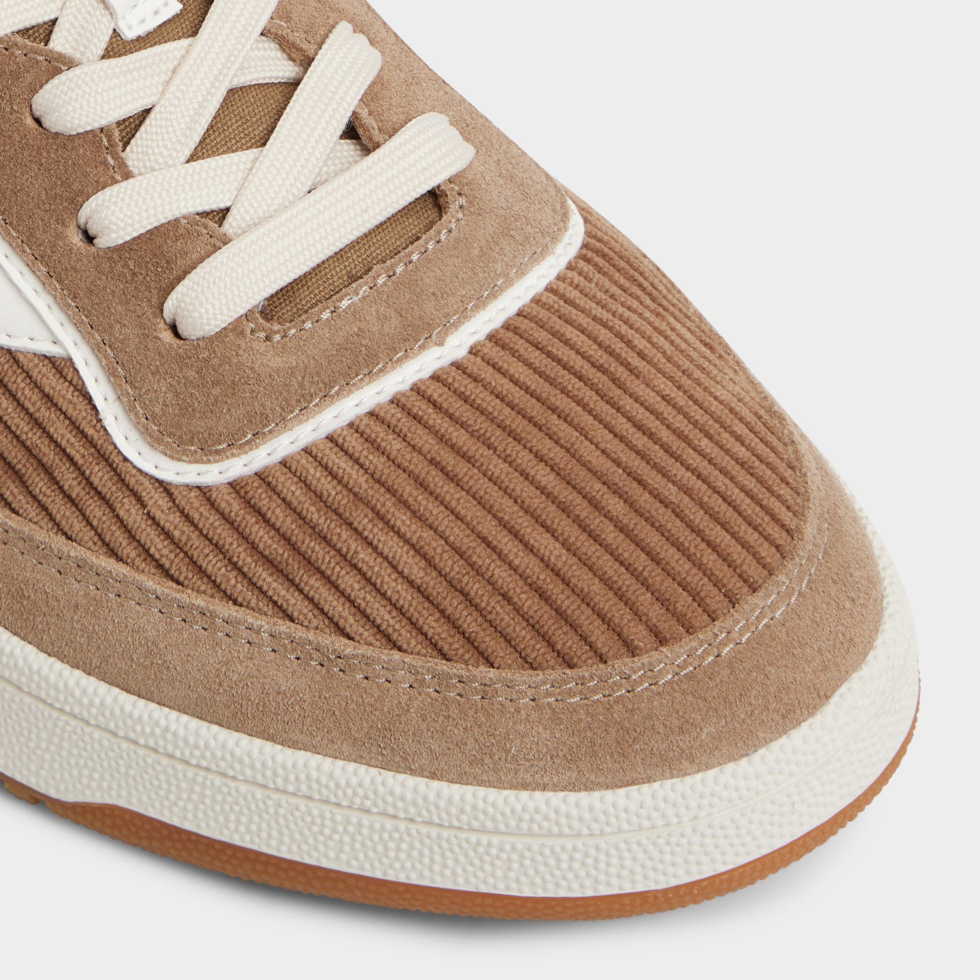 Gros plan de la Taupe Ashwin Sneaker bas