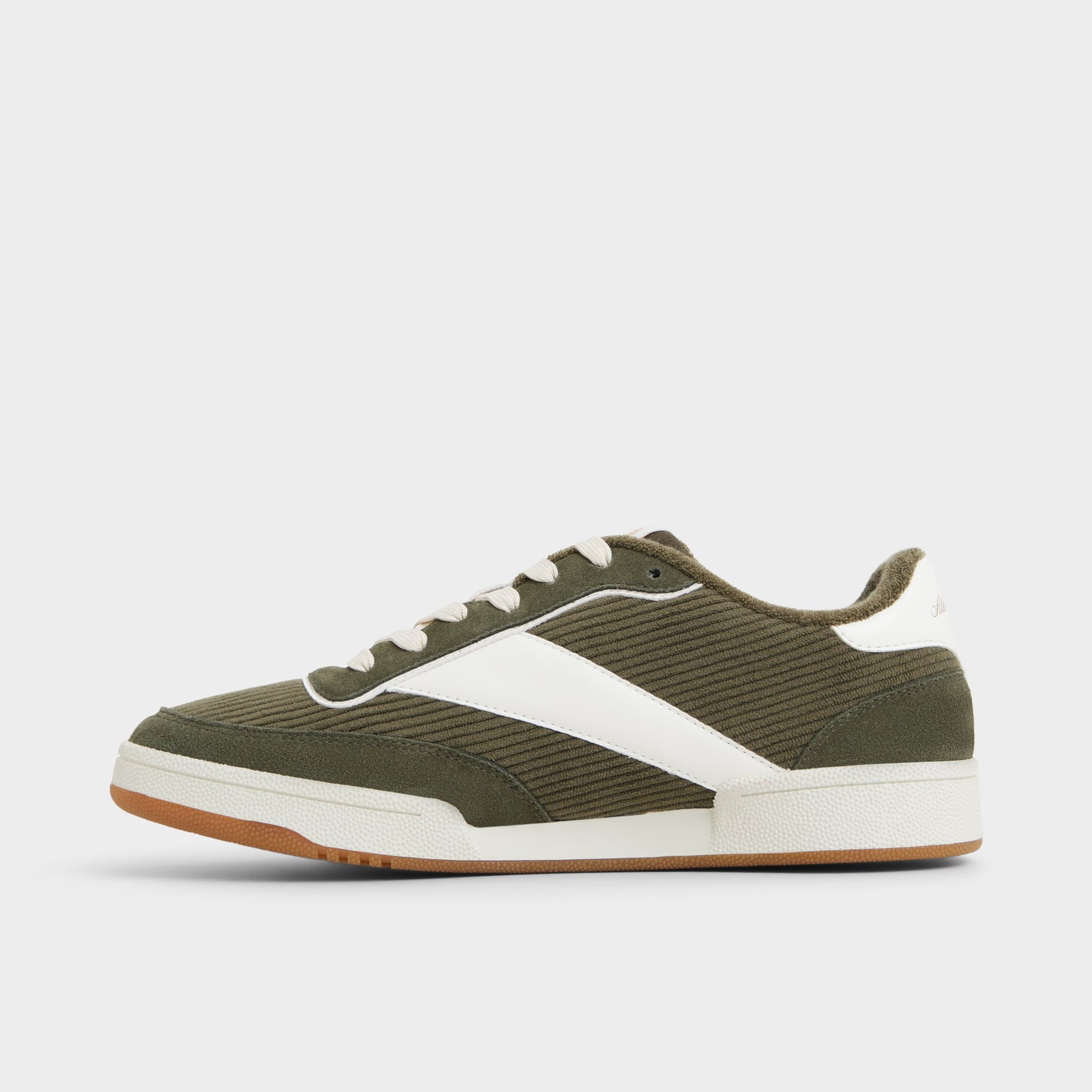 Vue latérale de Olive Ashwin Sneaker bas