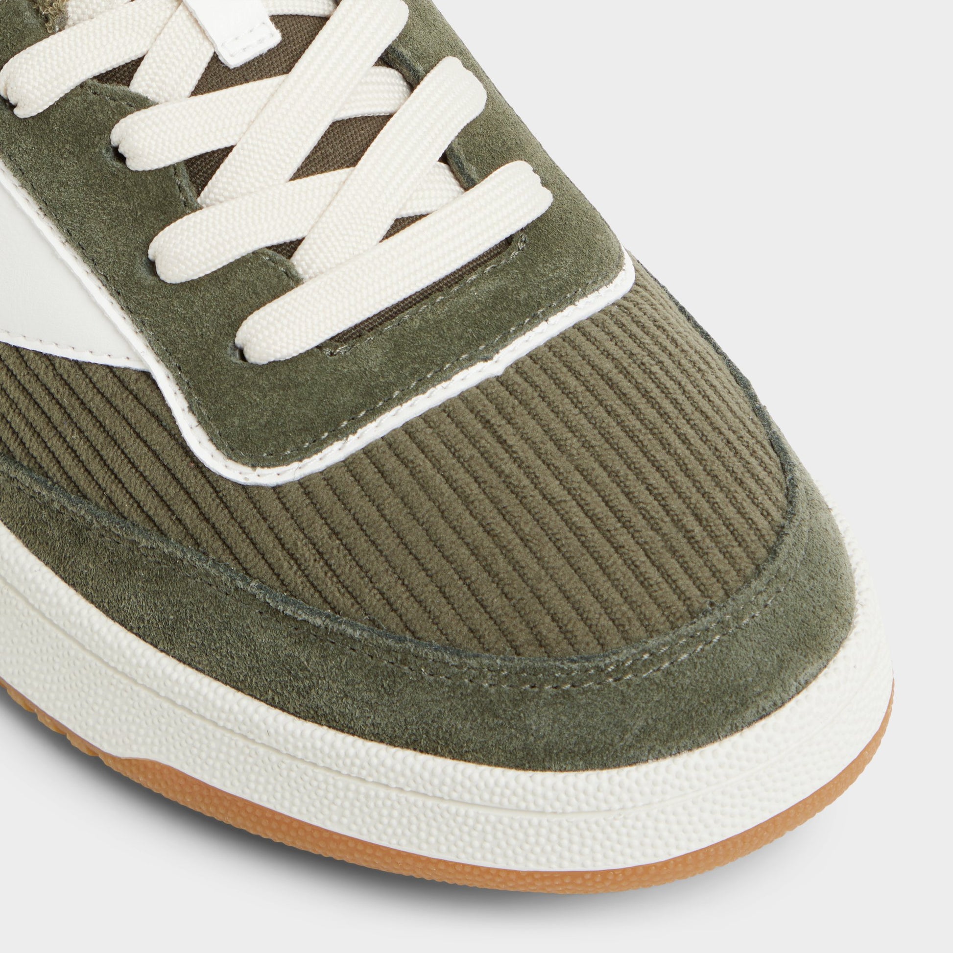 Gros plan de la Olive Ashwin Sneaker bas
