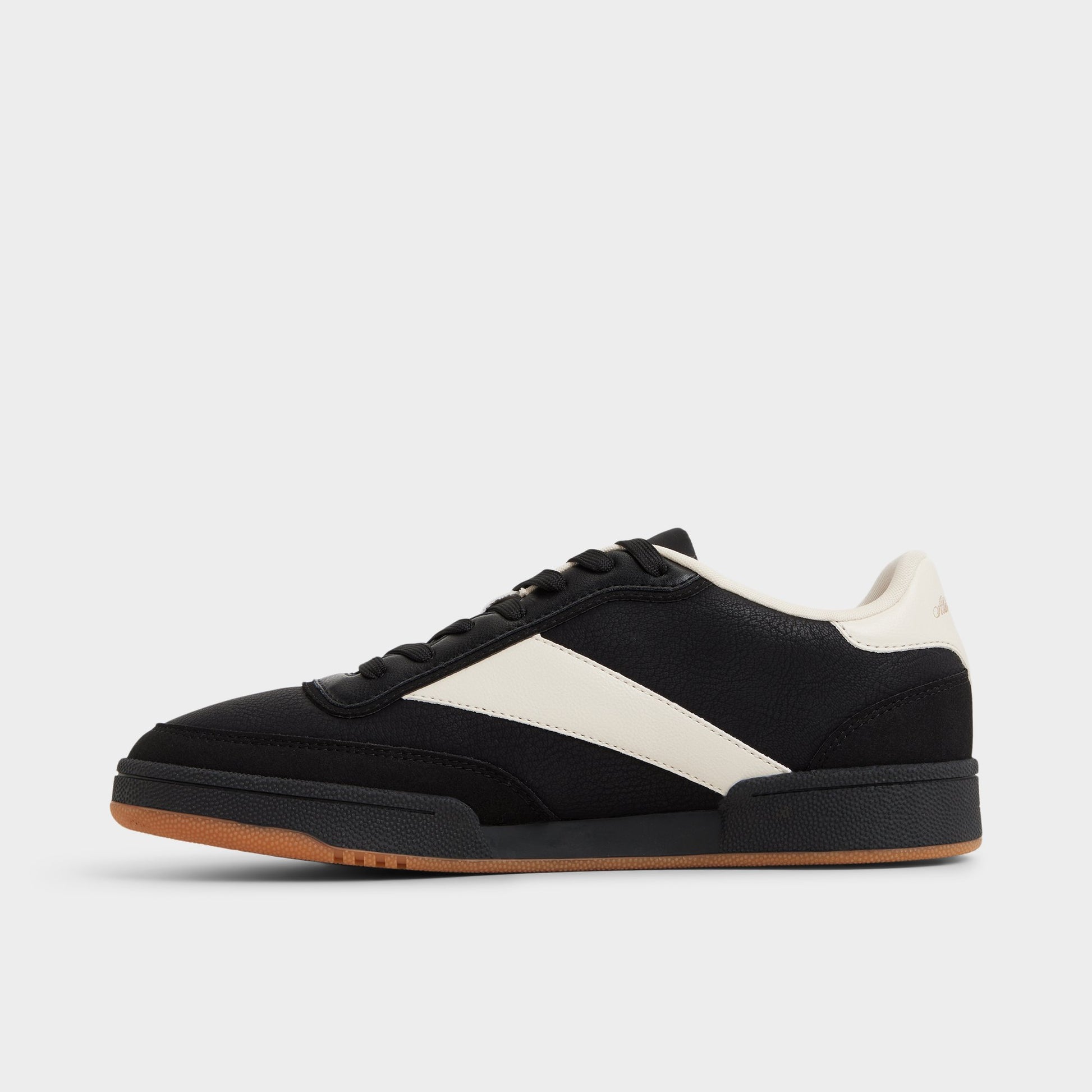 Vue latérale de Noir Ashwin Sneaker bas
