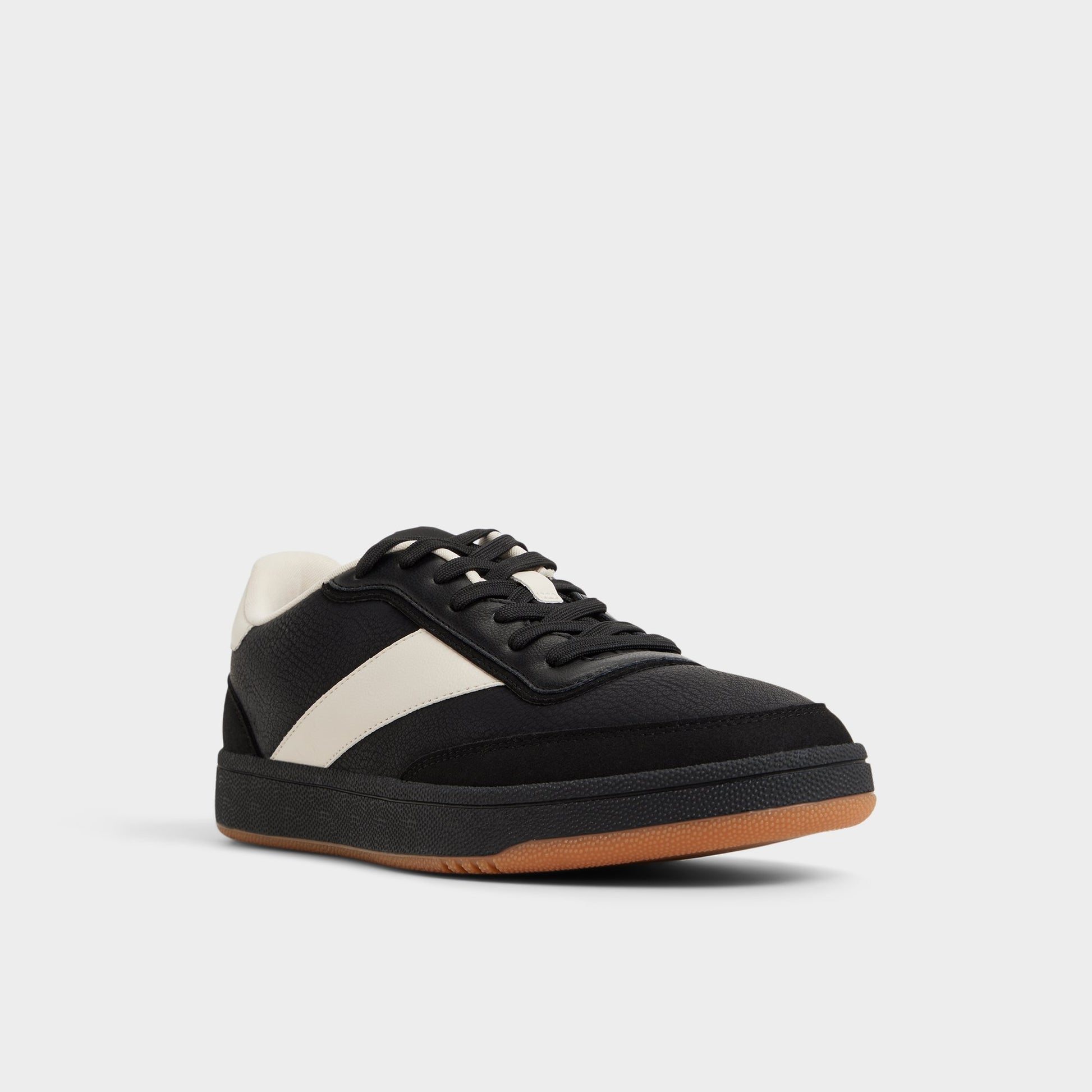 Angle de trois quarts de la face avant de Noir Ashwin Sneaker bas