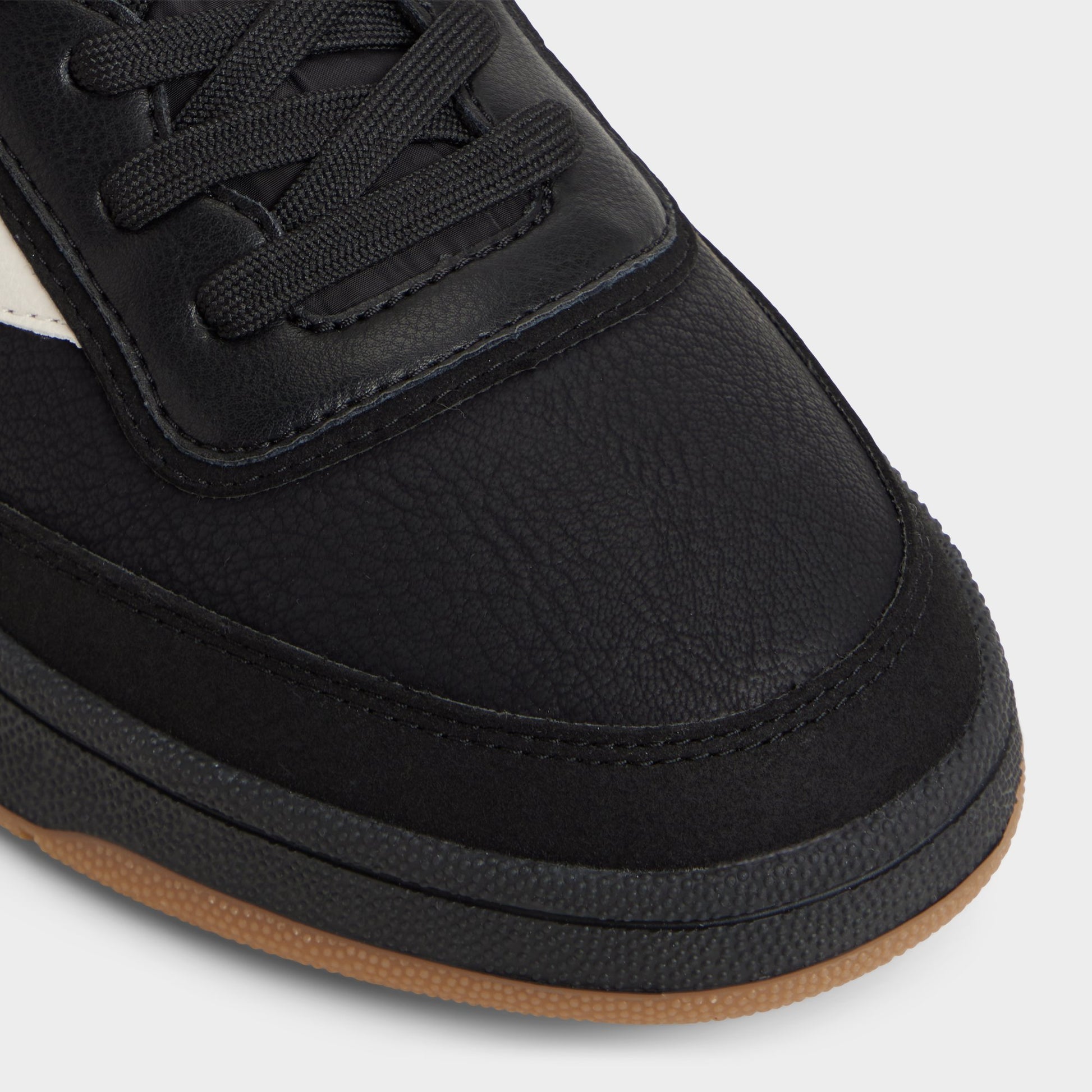 Gros plan de la Noir Ashwin Sneaker bas