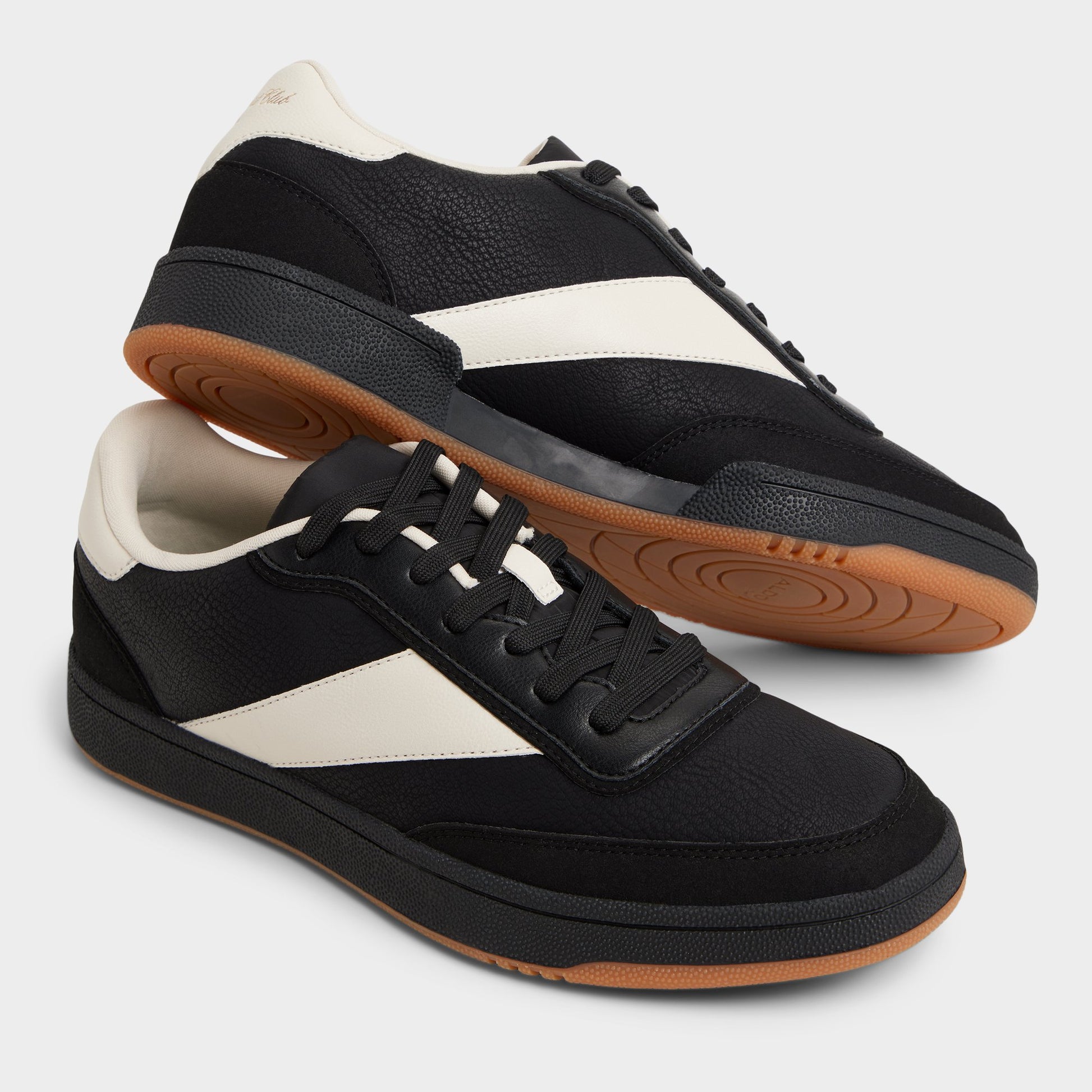 Vue en surbrillance d'une paire de Noir Ashwin Sneaker bas s