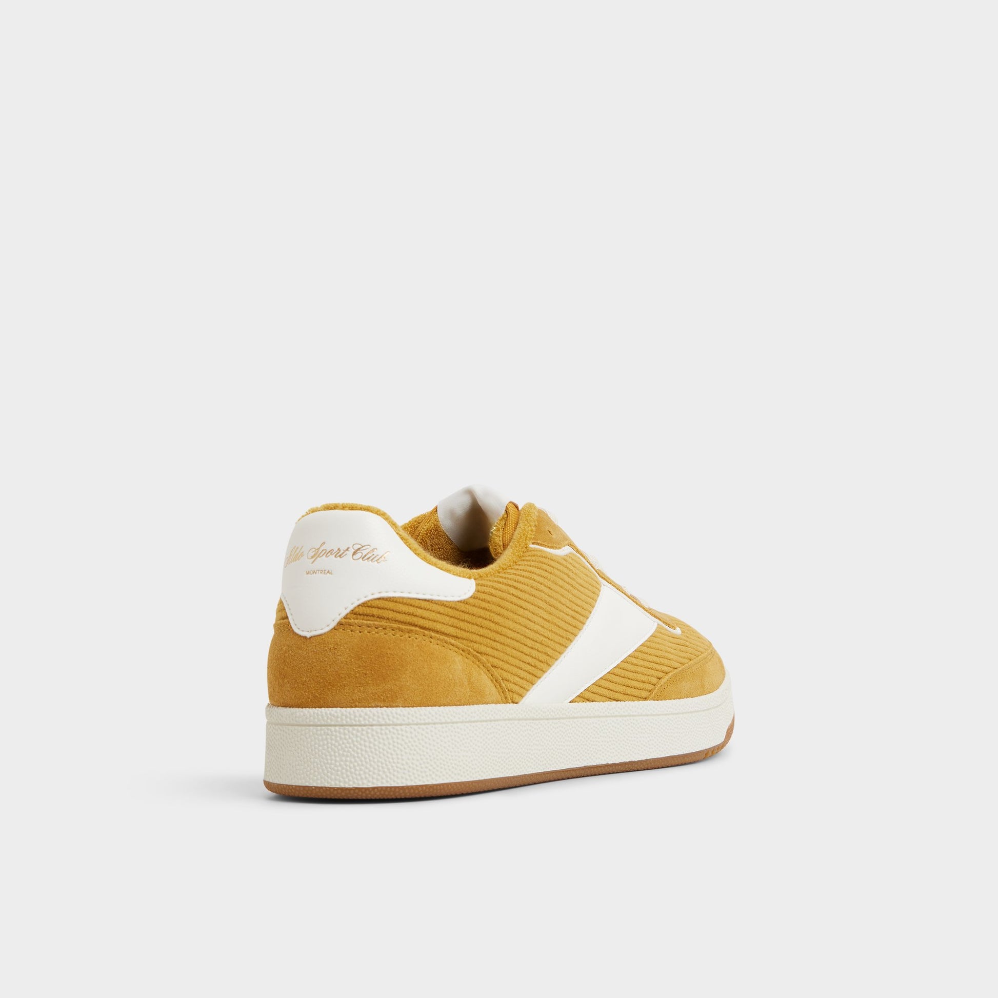 Angle de trois quarts de l'arrière de Autre Jaune Ashwin Sneaker bas