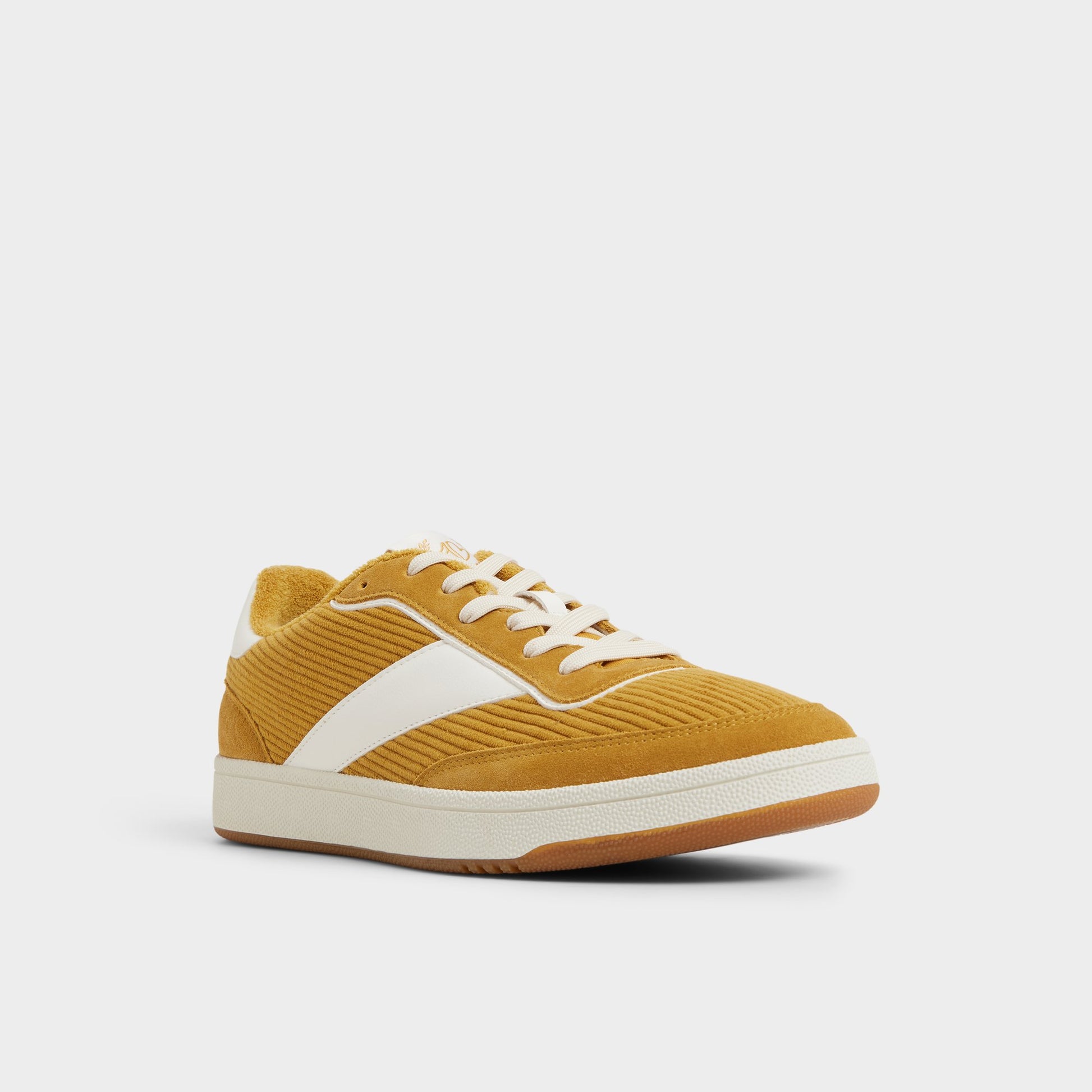 Angle de trois quarts de la face avant de Autre Jaune Ashwin Sneaker bas
