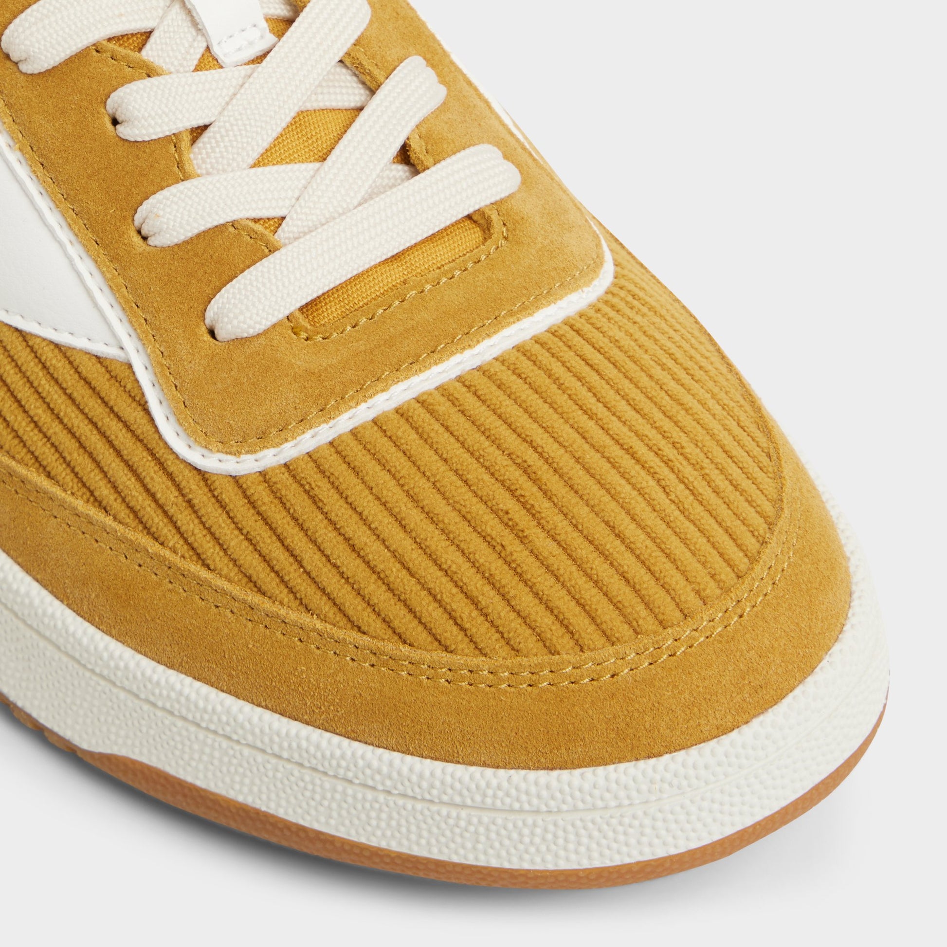 Gros plan de la Autre Jaune Ashwin Sneaker bas