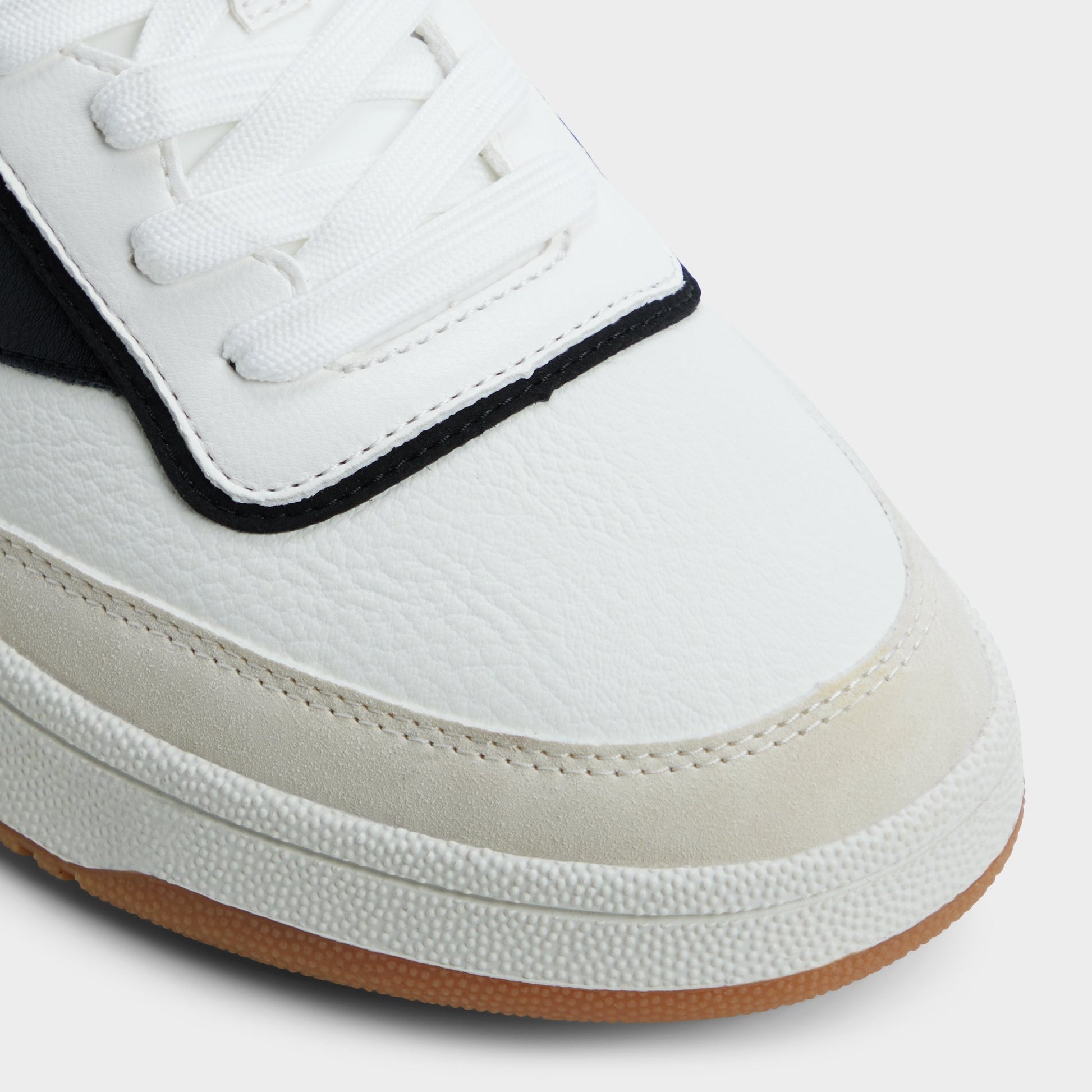 Gros plan de la Blanc Ashwin Sneaker bas