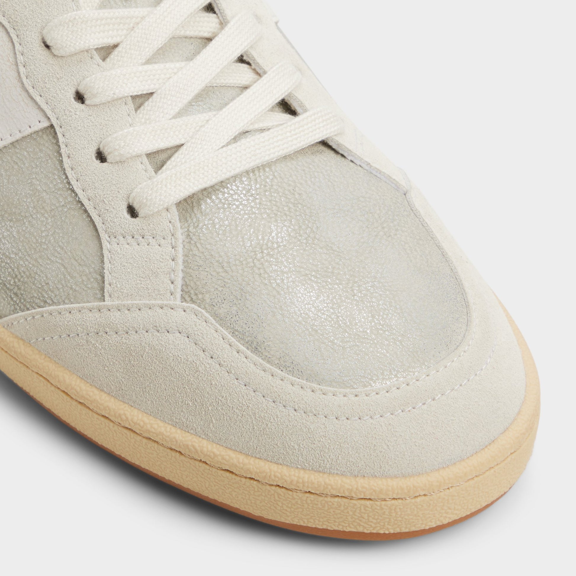 Close-up of the Ivory Roscoe Low top sneaker