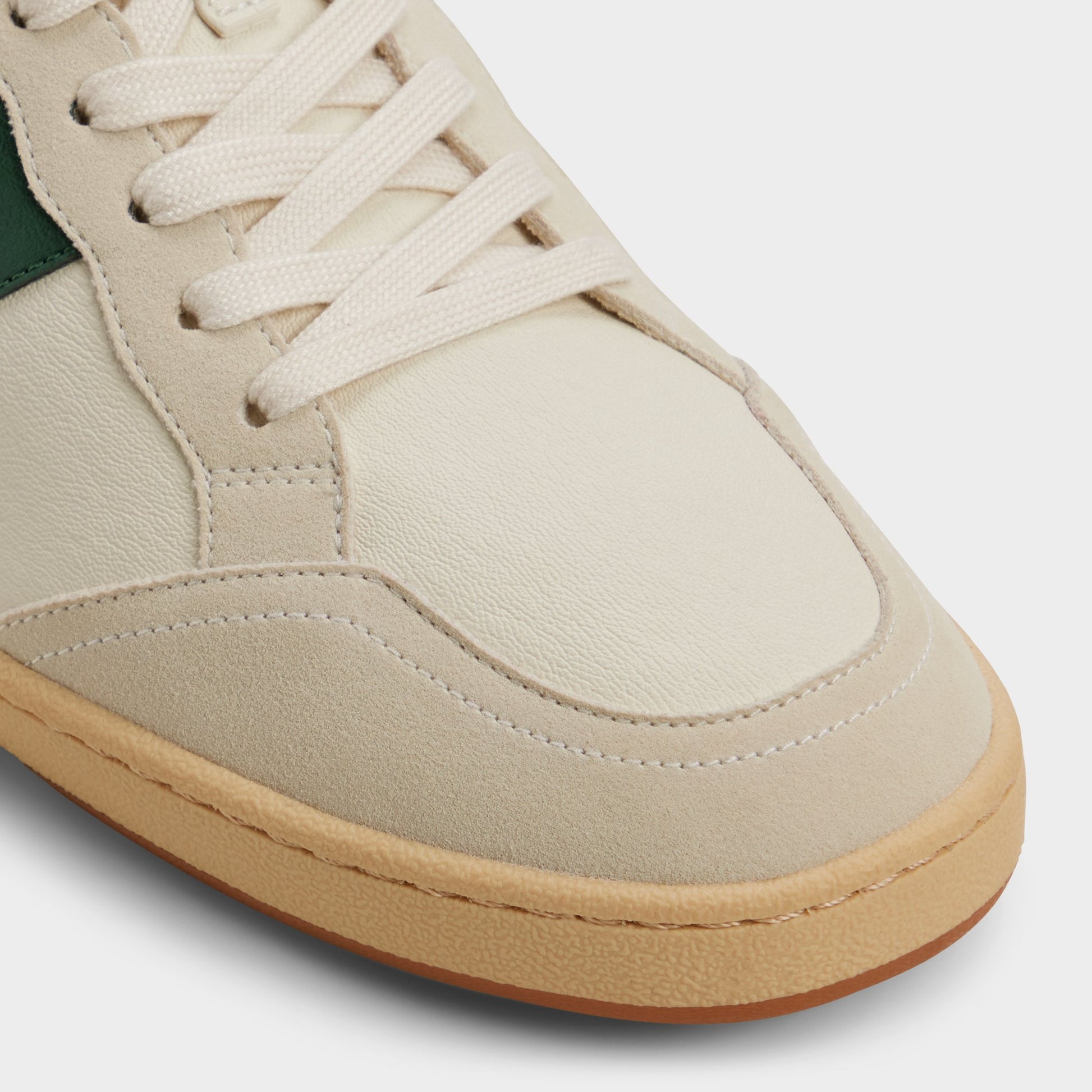 Close-up of the Beige Combo Roscoe Low top sneaker