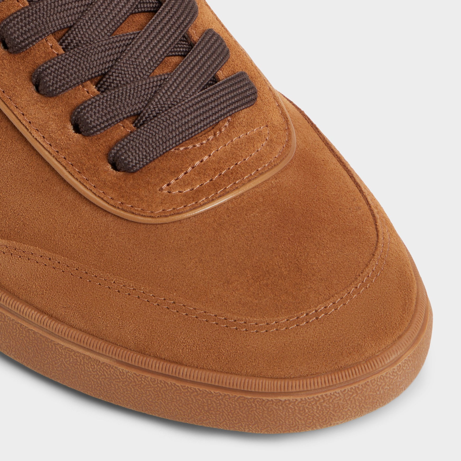 Close-up of the Cognac Cypress Low top sneaker
