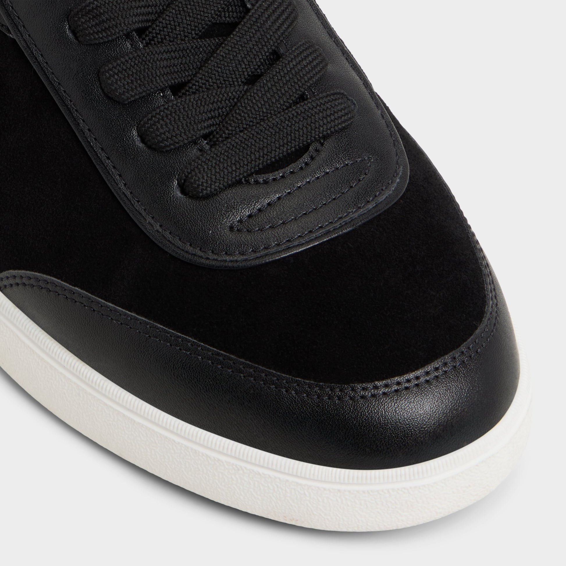 Close-up of the Black Cypress Low top sneaker