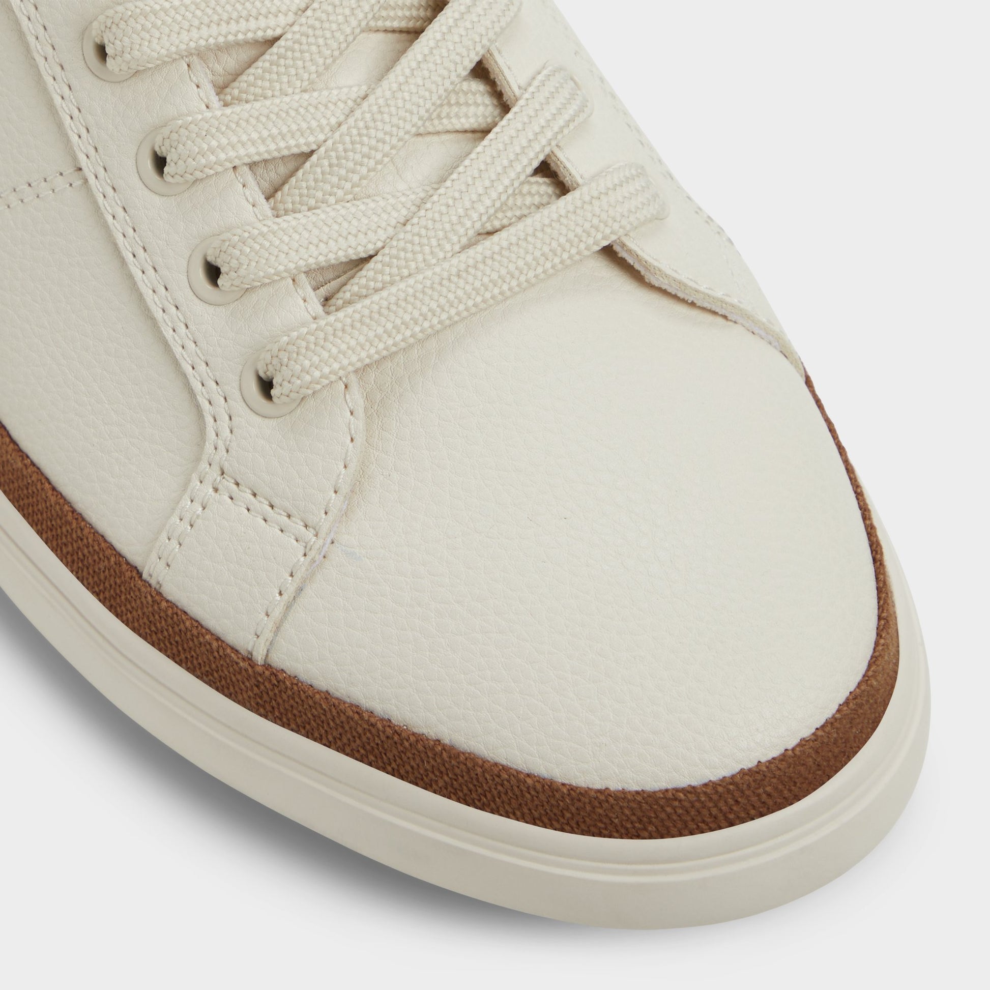 Close-up of the Light Beige Finespec Low top sneaker