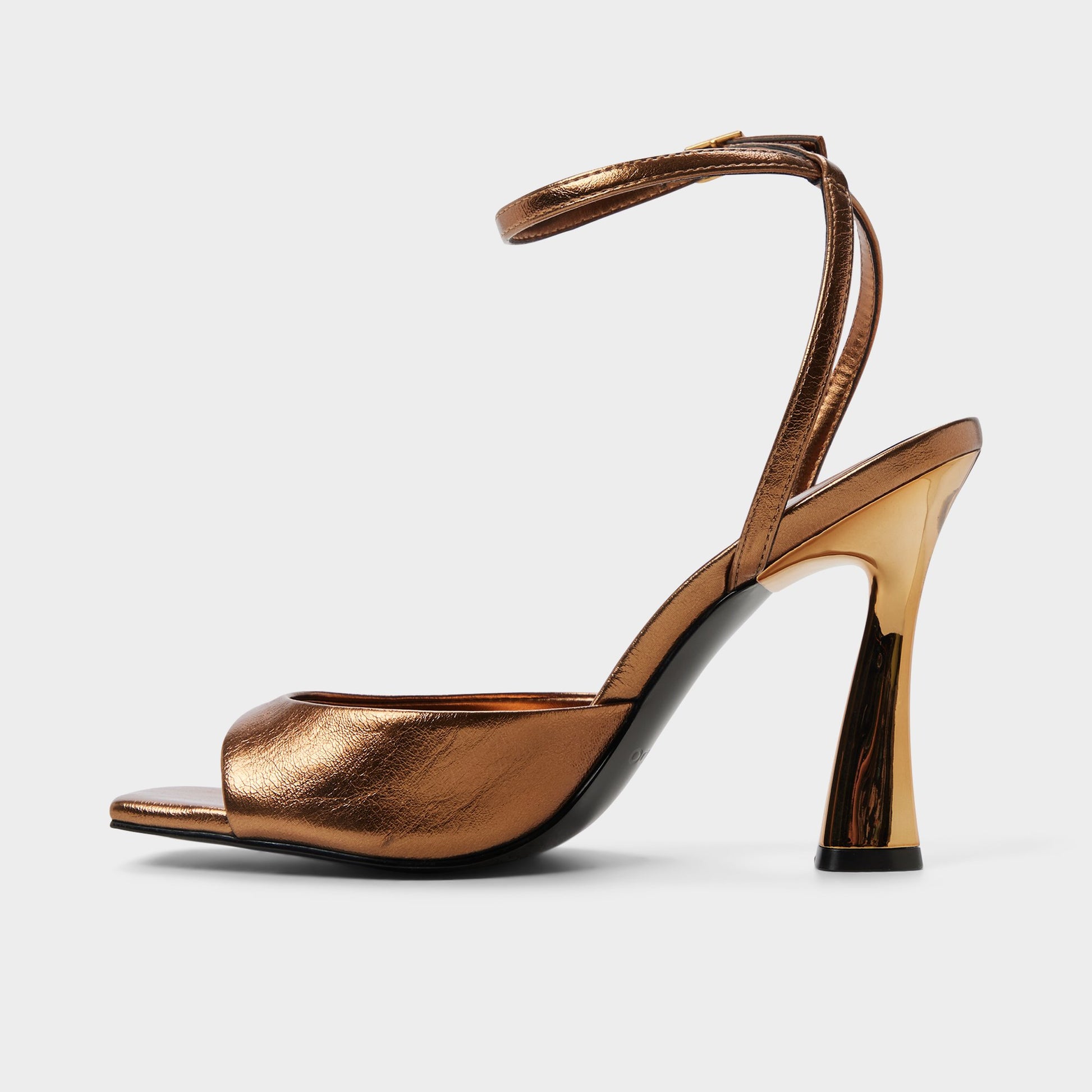 Side view of Bronze Alisonn