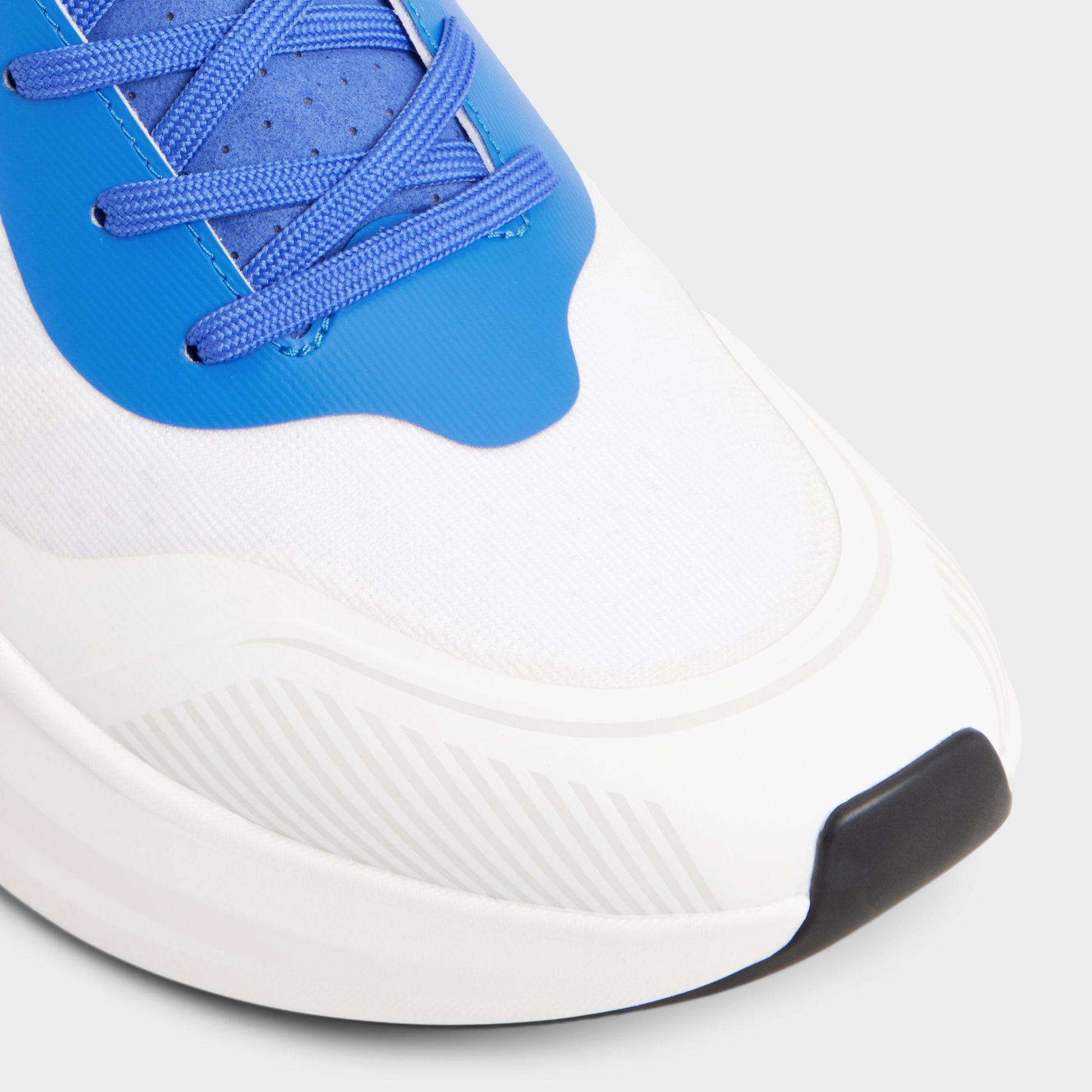 Close-up of the White/Blue Pillowsnkr-m Jogger sneaker