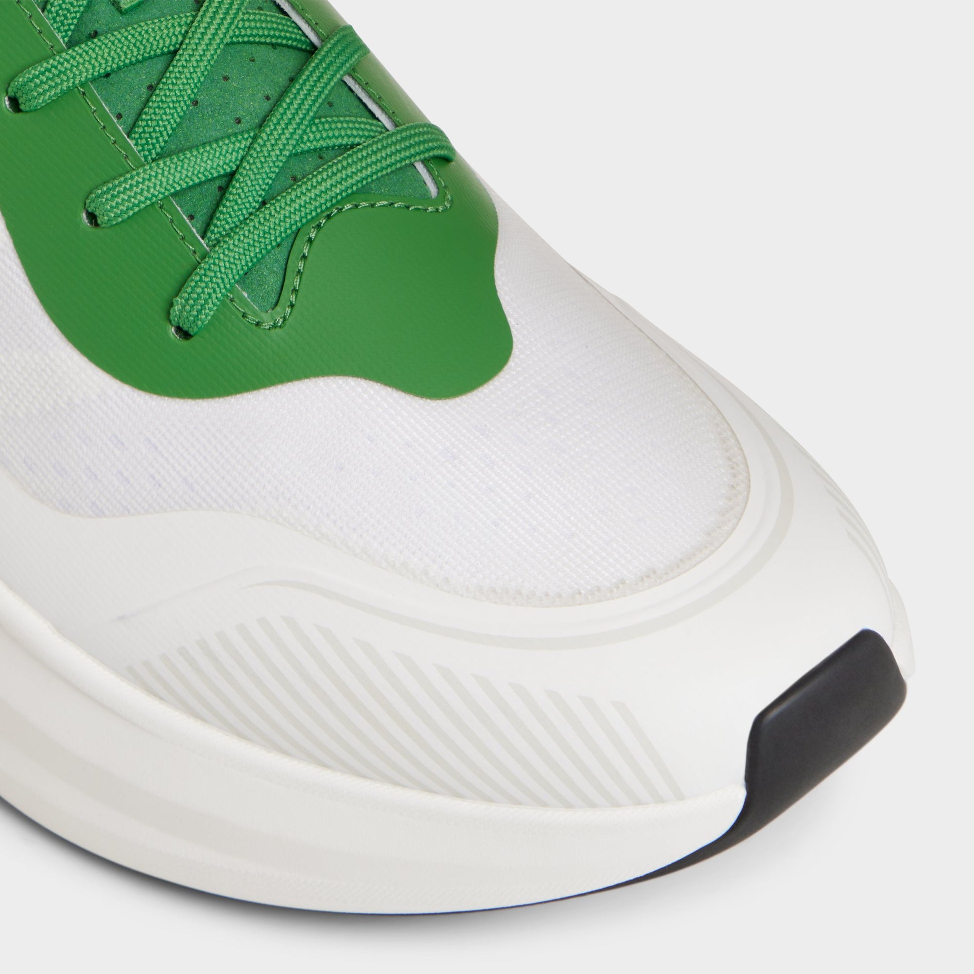 Close-up of the White combo Pillowsnkr-m Jogger sneaker