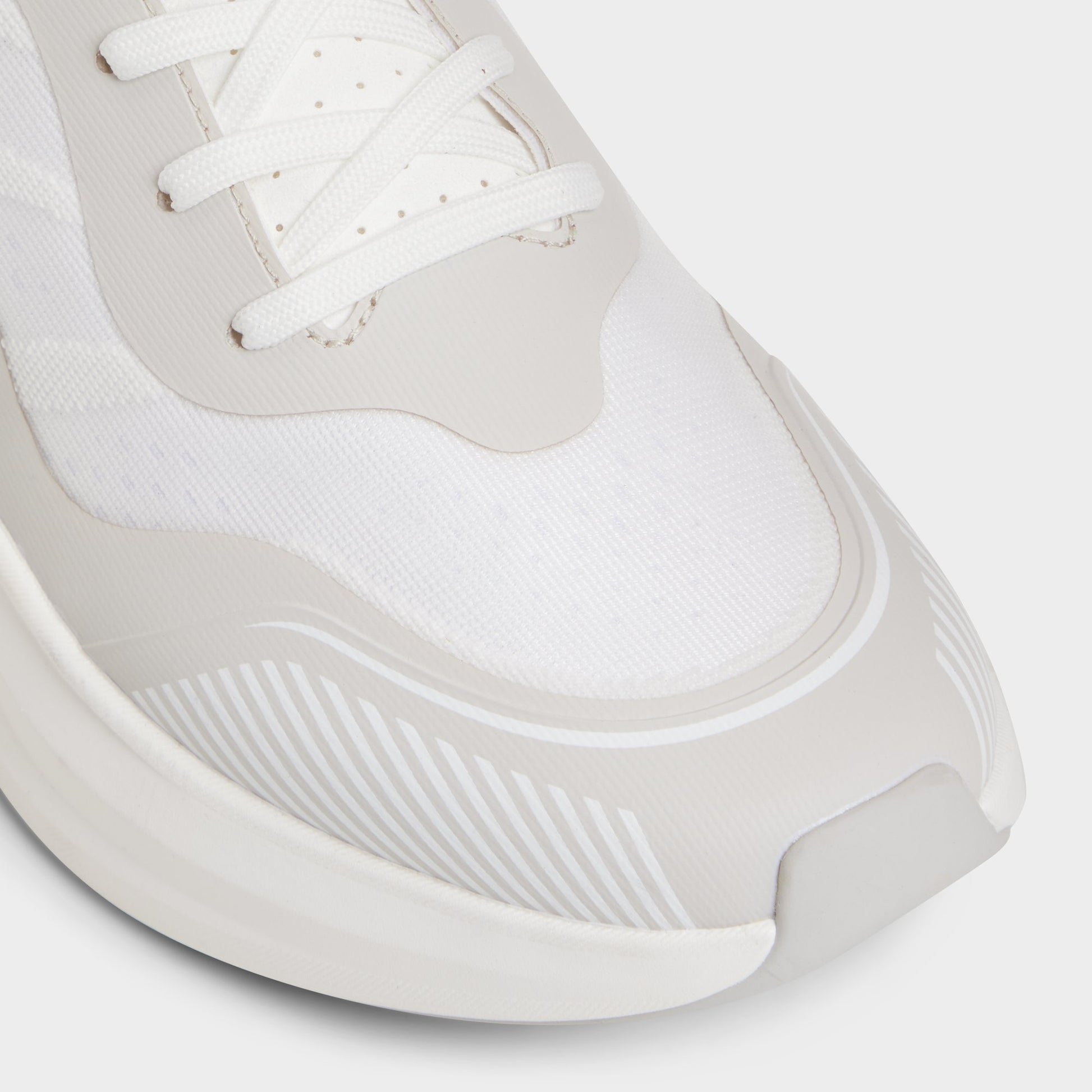 Close-up of the White Pillowsnkr-m Jogger sneaker