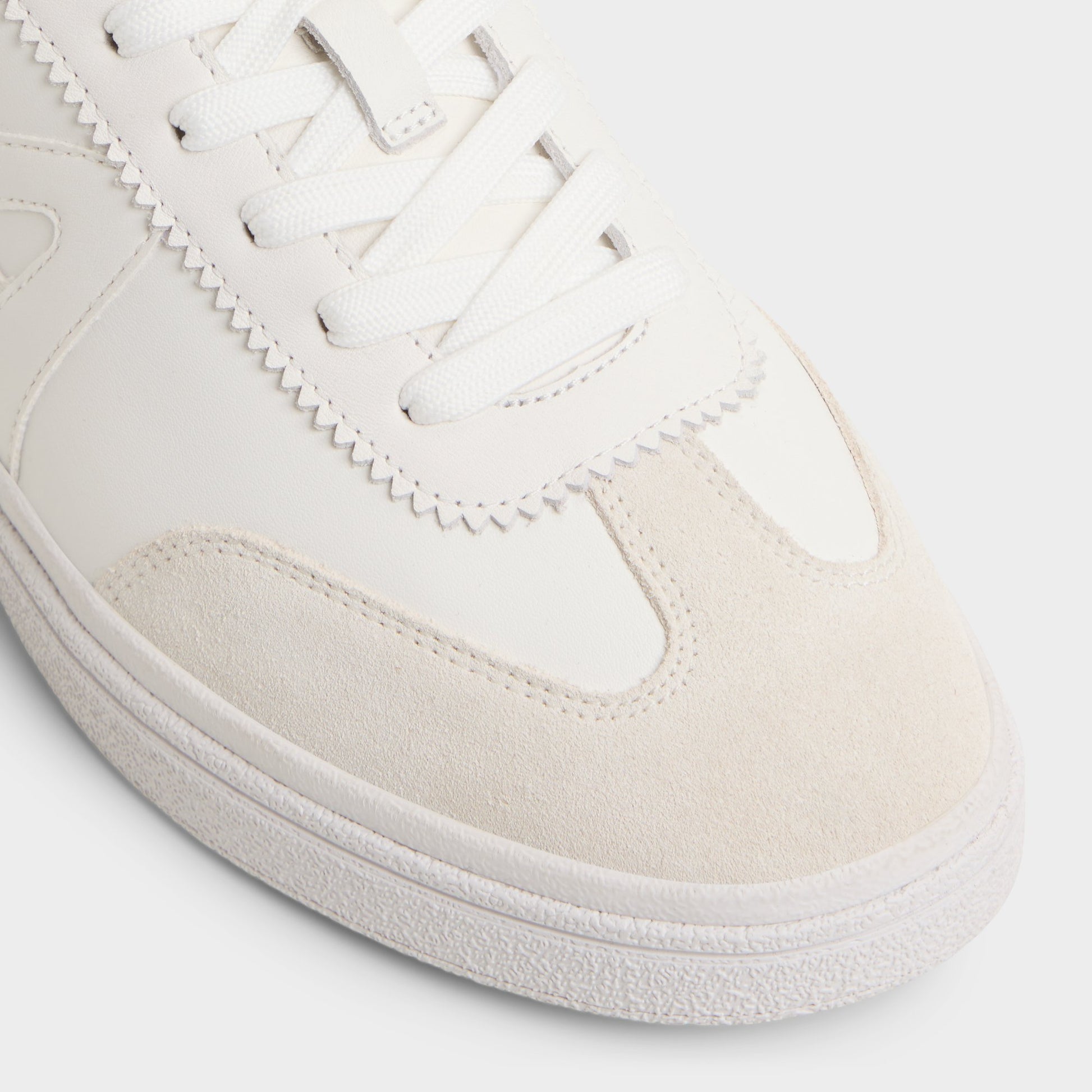 Close-up of the White Clubtrainer Low top sneaker