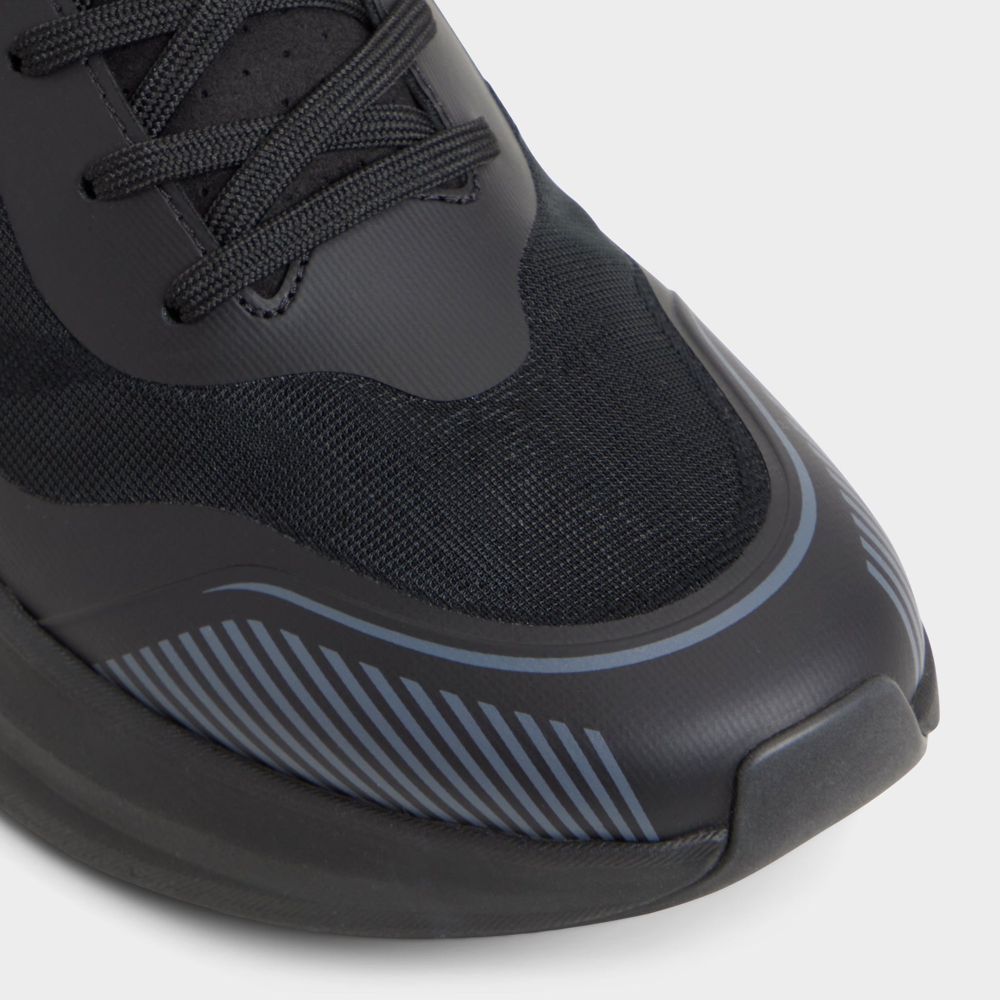 Close-up of the Black/black Pillowsnkr-m Jogger sneaker