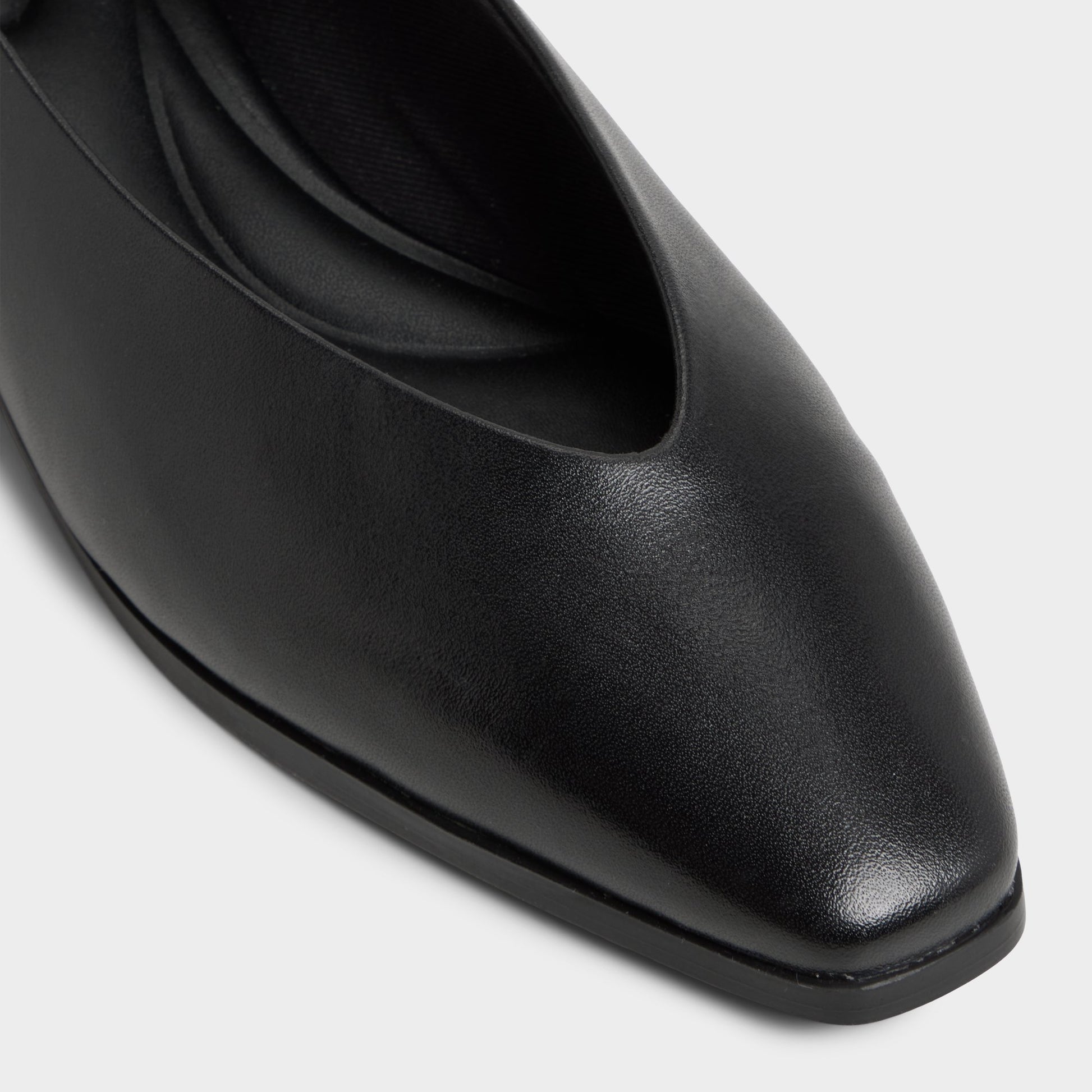 Close-up of the Black Devereteriel Slip-on