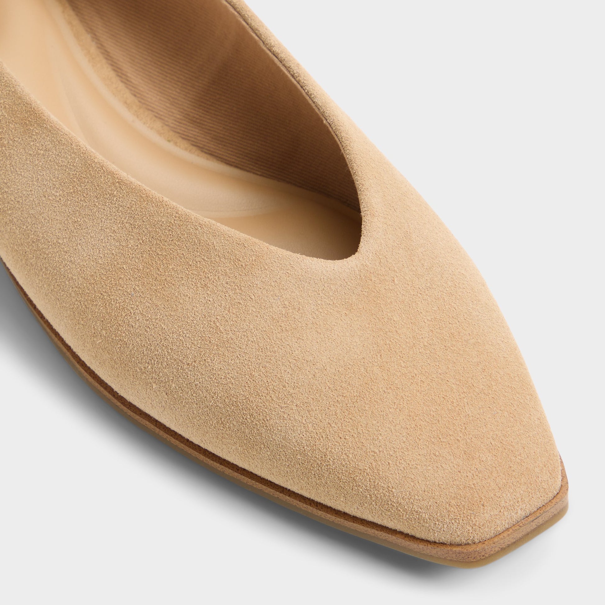 Gros plan de la Beige Devereteriel Ballerine