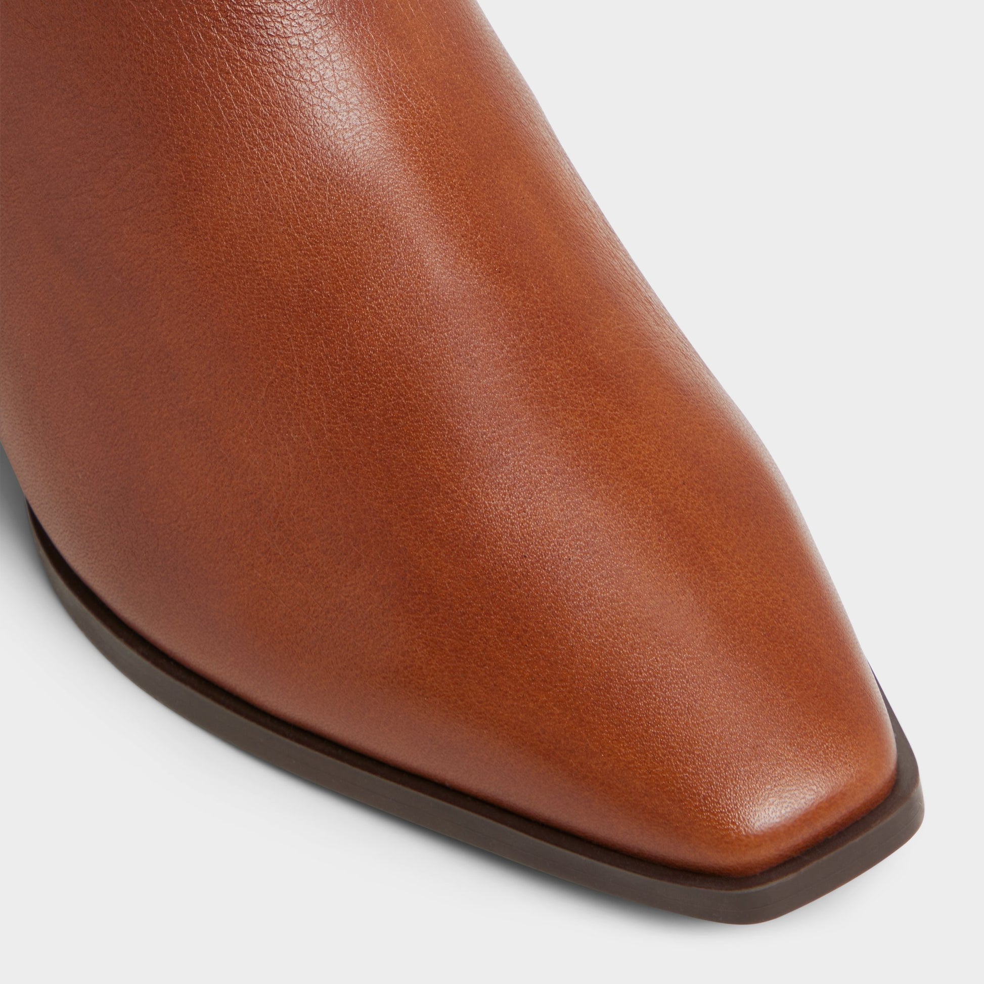 Close-up of the Medium brown Raneldar Chelsea boot