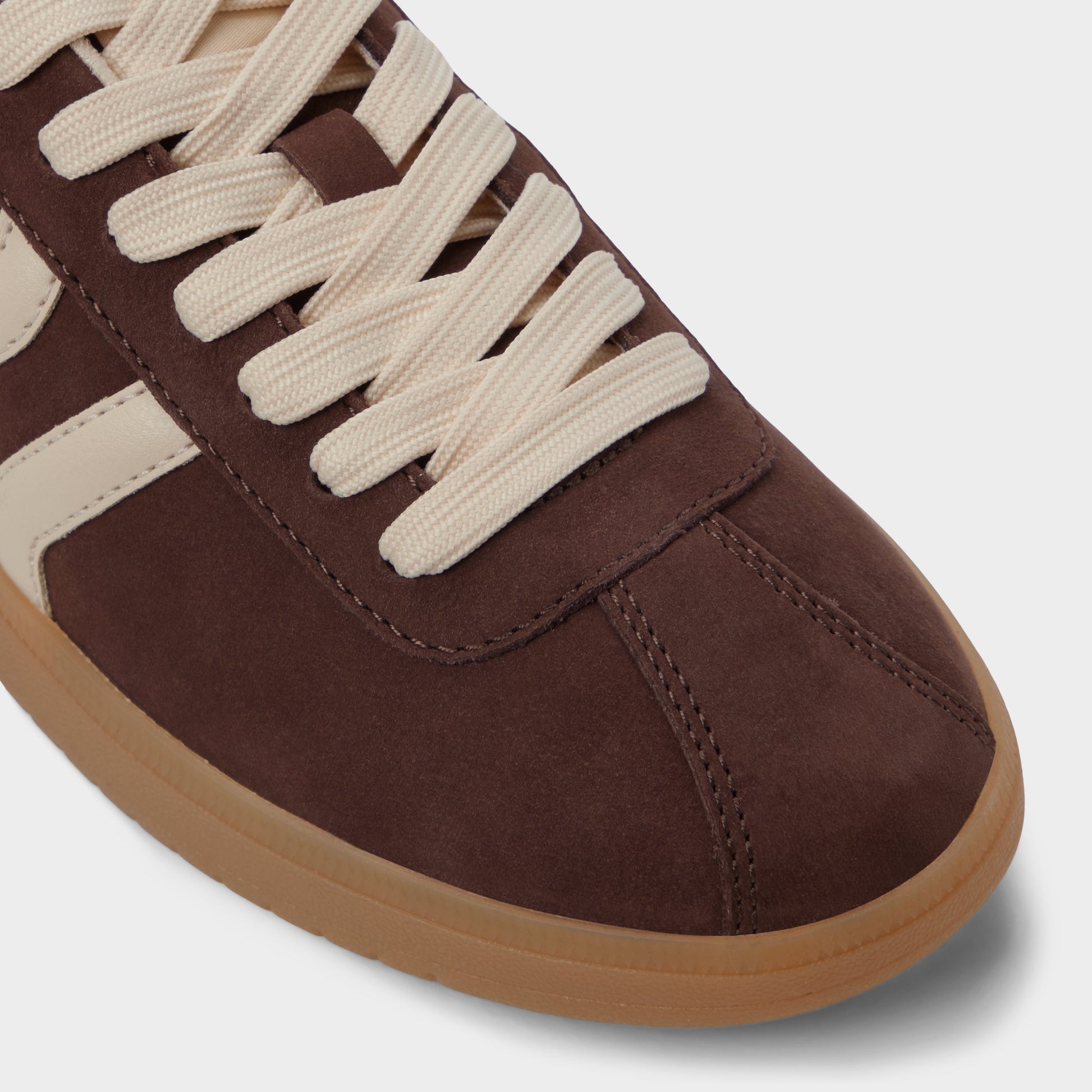 Close-up of the Dark Brown Chicsneaker Low top sneaker