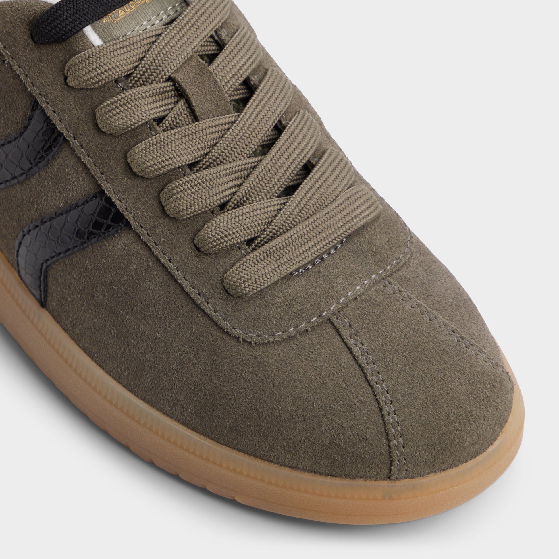 Close-up of the Olive Chicsneaker Low top sneaker