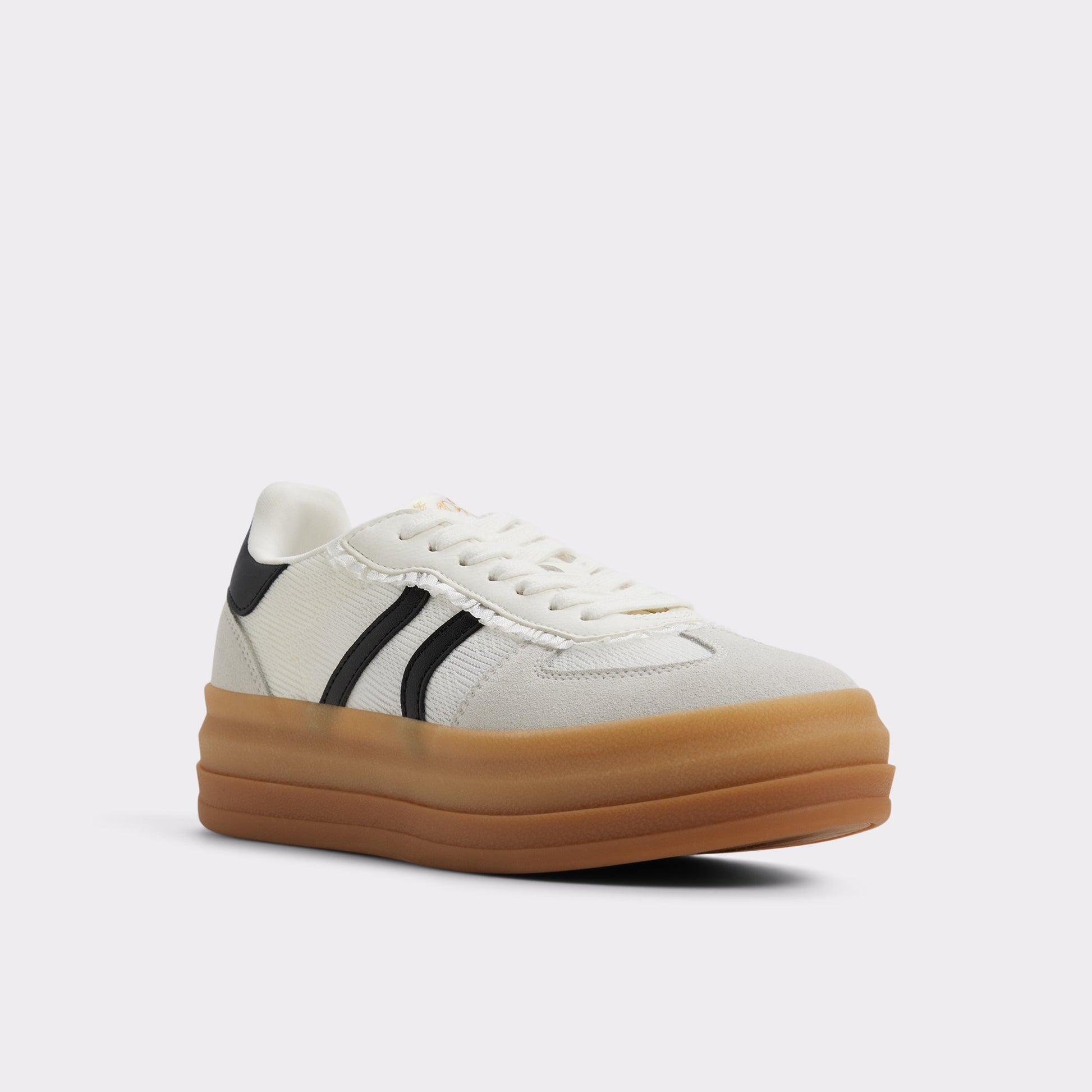 Three-quarter angle of White/Black Elabrintar Low top sneaker's front side