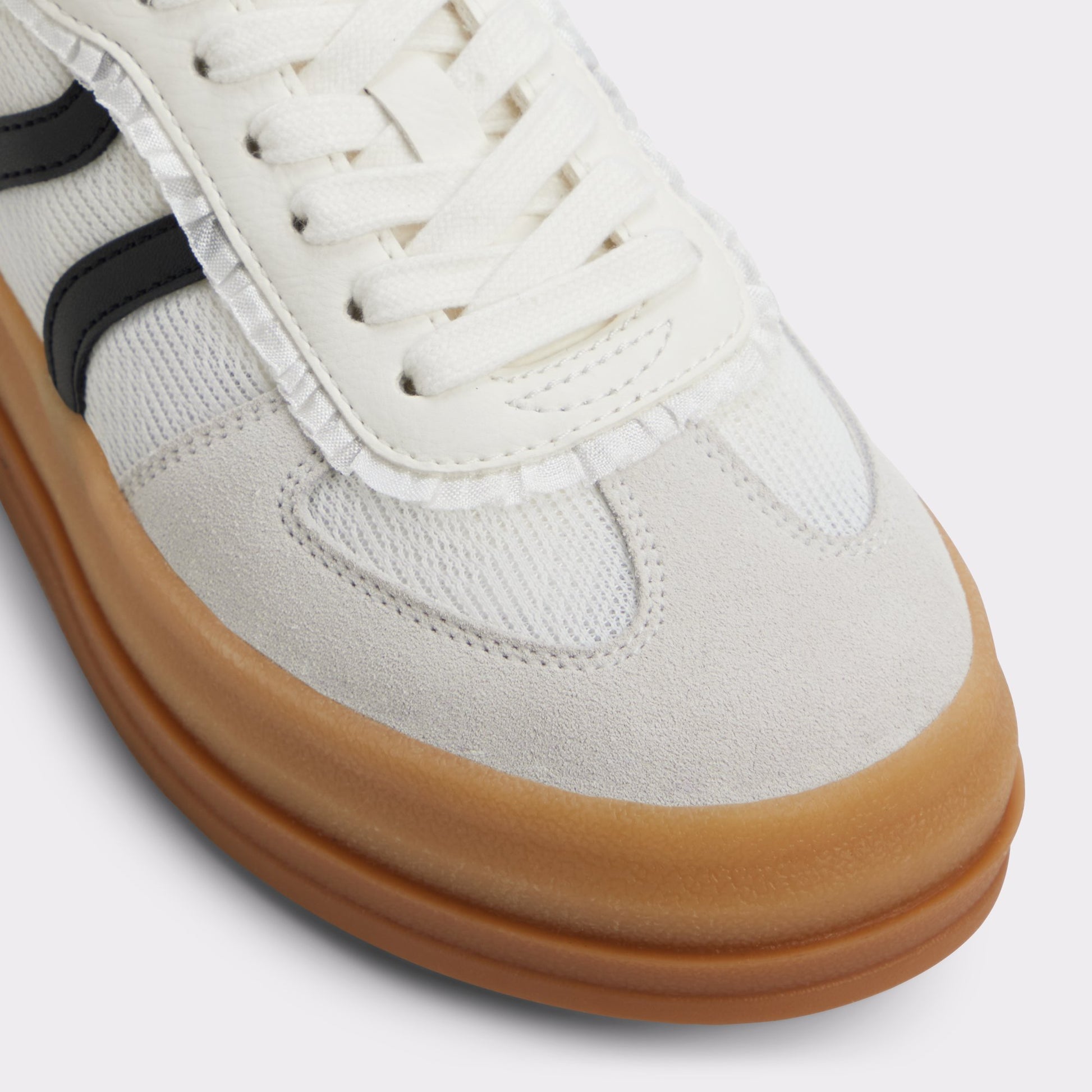 Close-up of the White/Black Elabrintar Low top sneaker