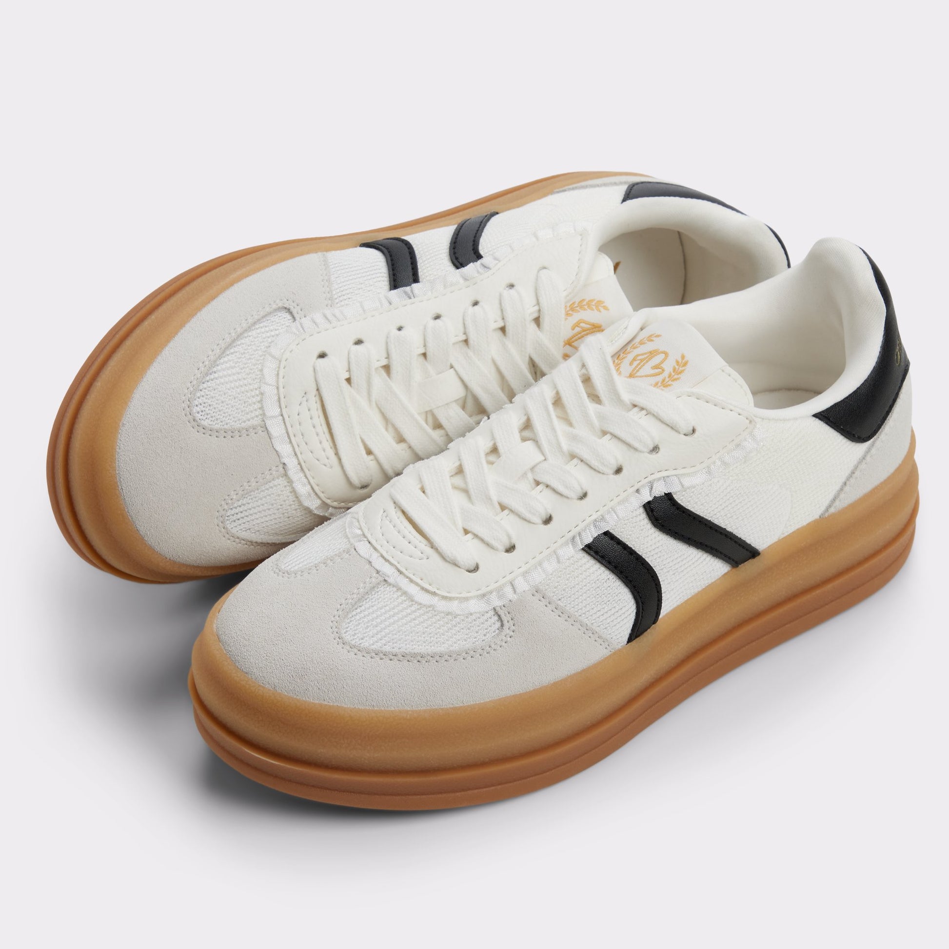 Highlighted view of a pair of White/Black Elabrintar Low top sneakers