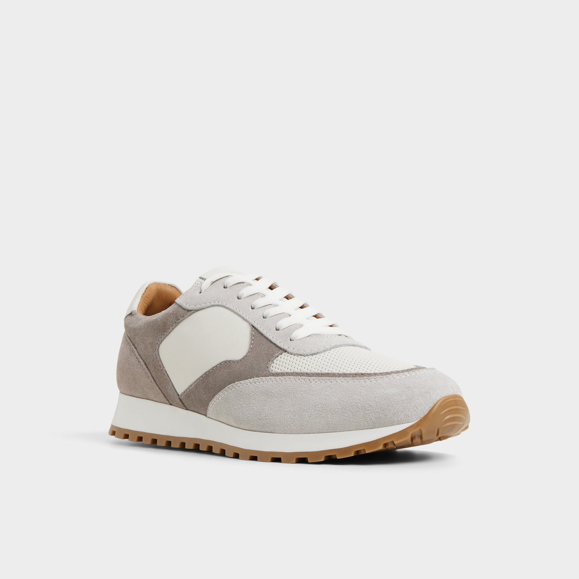 Three-quarter angle of Light Grey Gordo Low top sneaker's front side