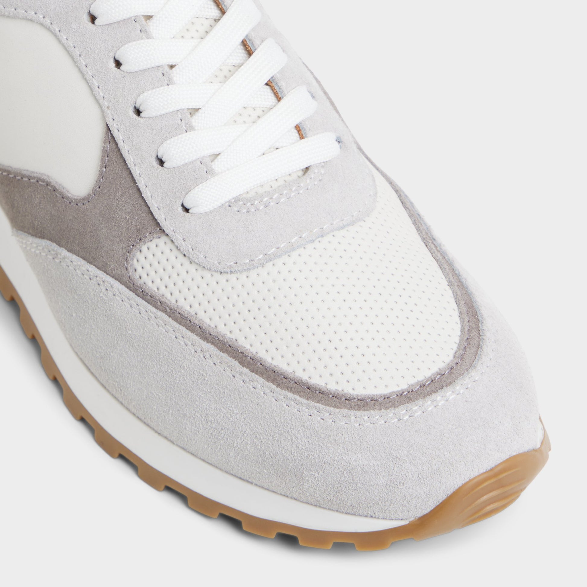 Close-up of the Light Grey Gordo Low top sneaker