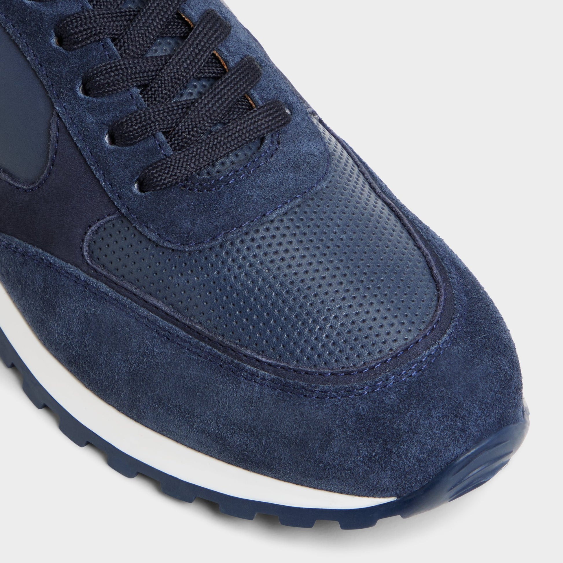 Close-up of the Navy Gordo Low top sneaker