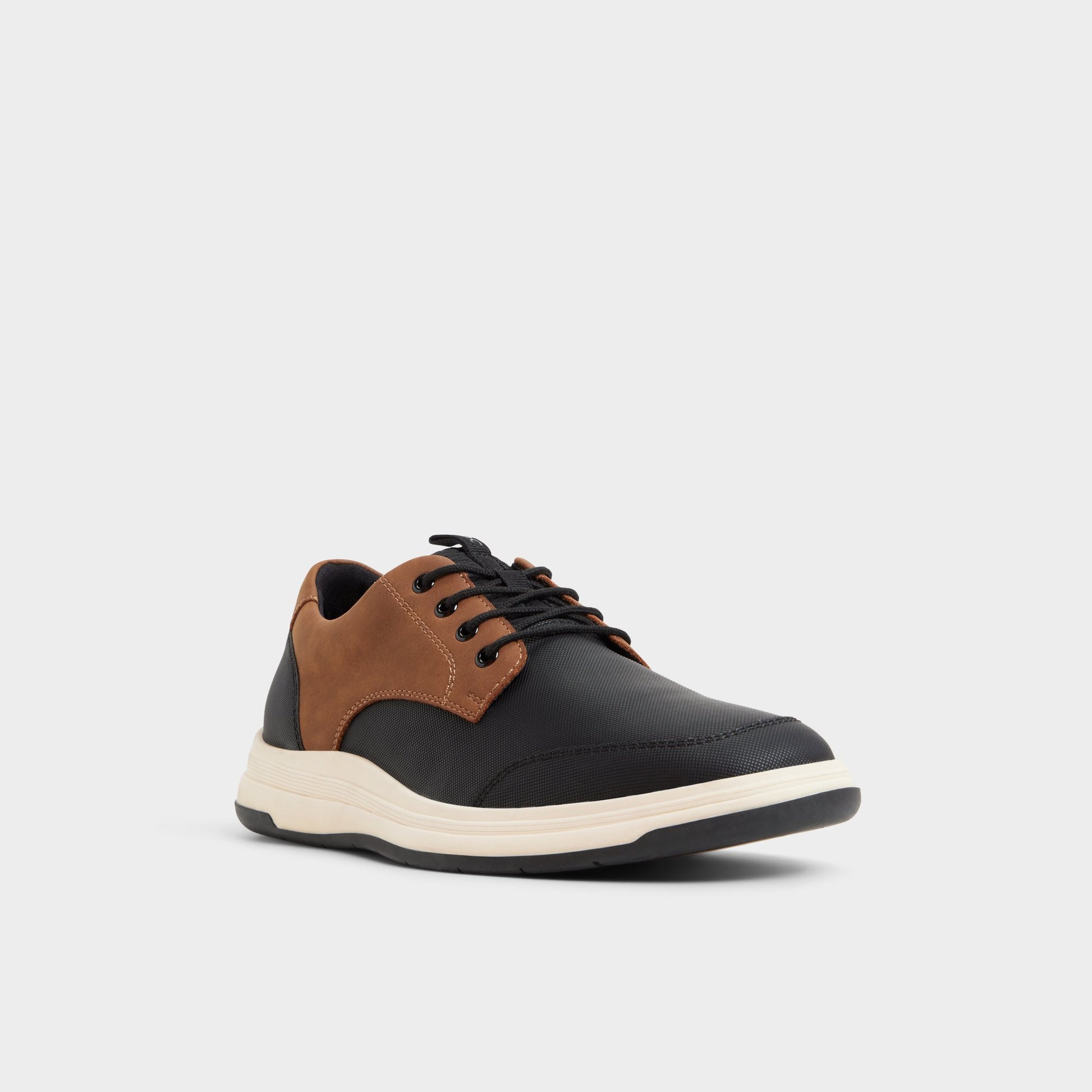 Three-quarter angle of Cognac Konnor Oxford shoe's front side
