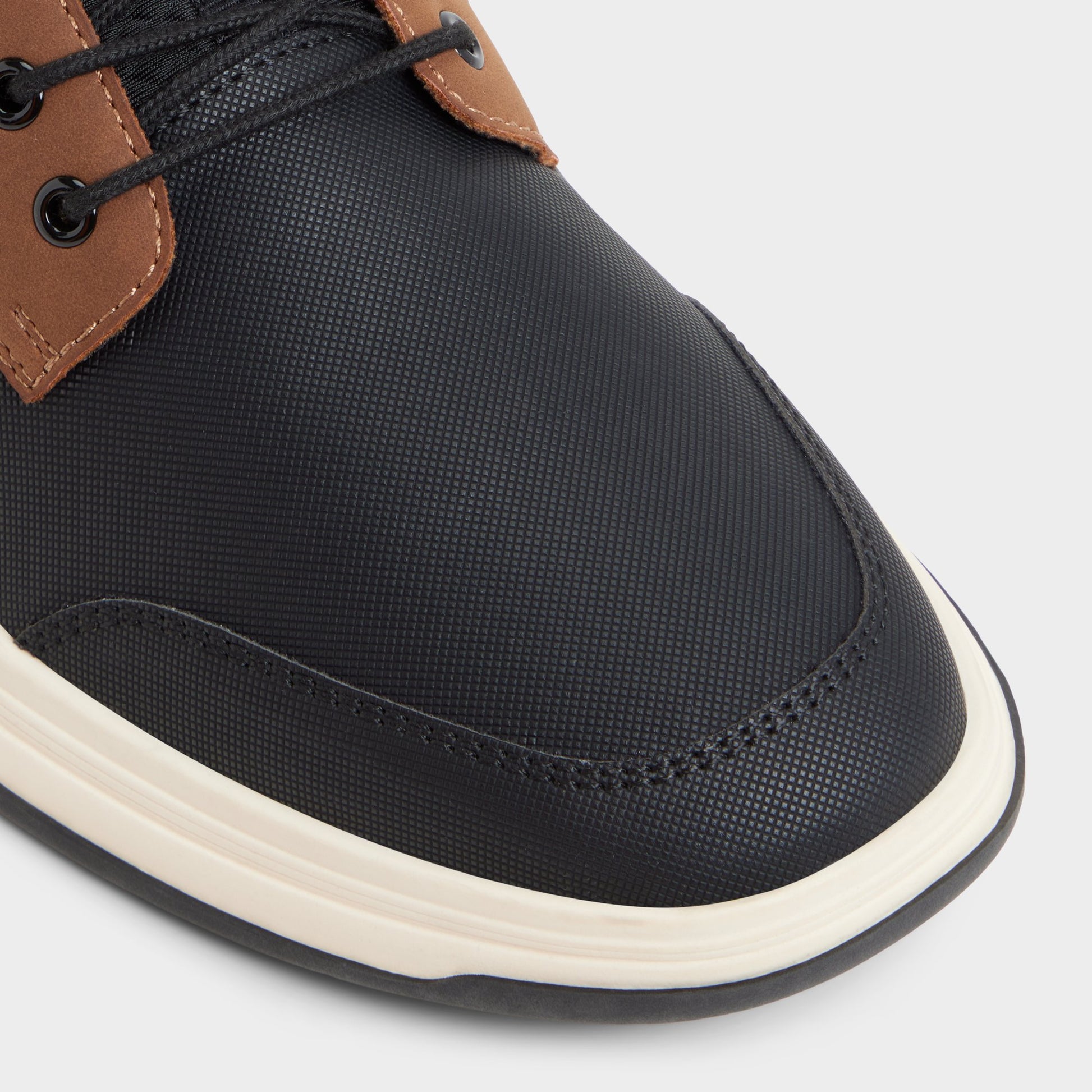 Close-up of the Cognac Konnor Oxford shoe