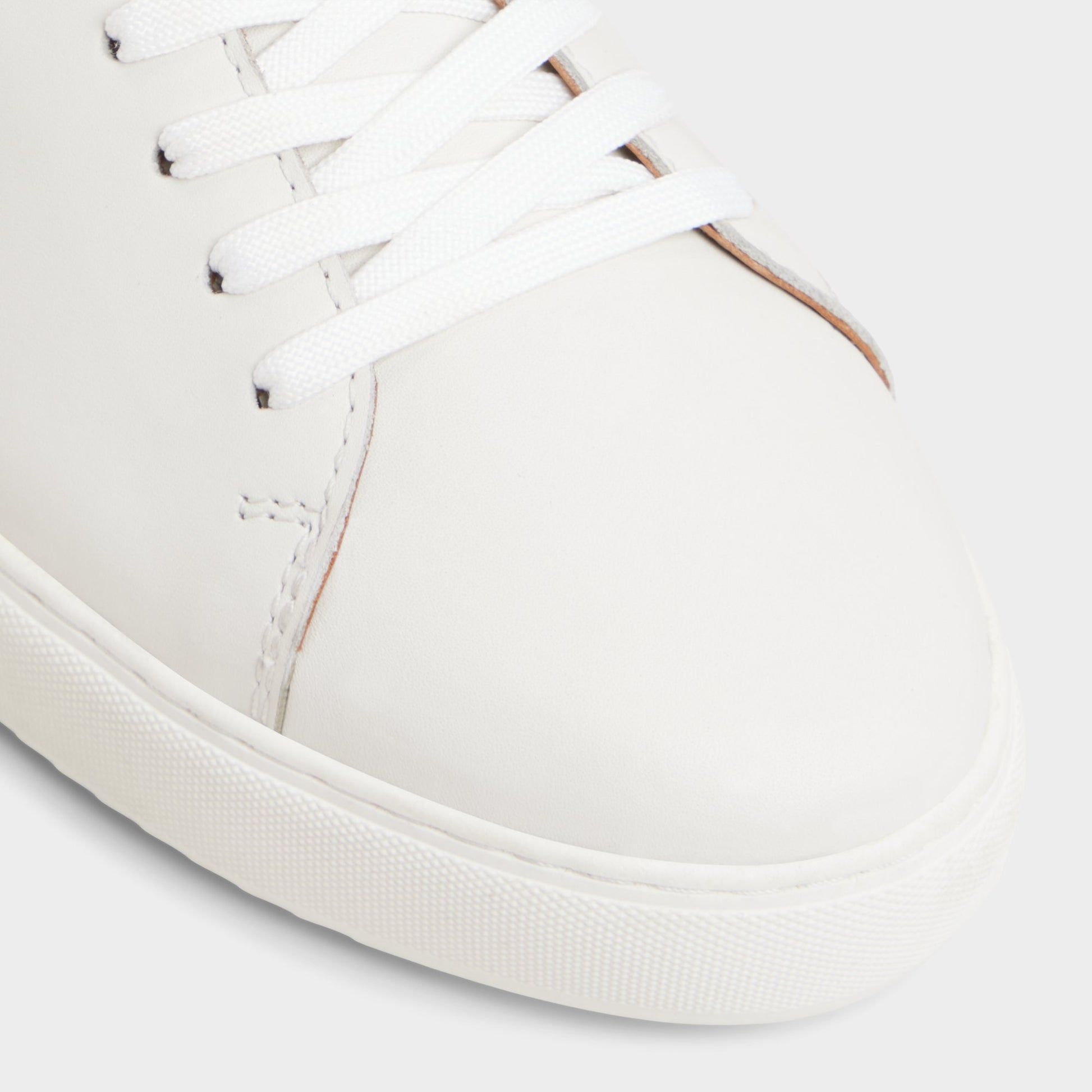 Close-up of the White Fonzo Low top sneaker