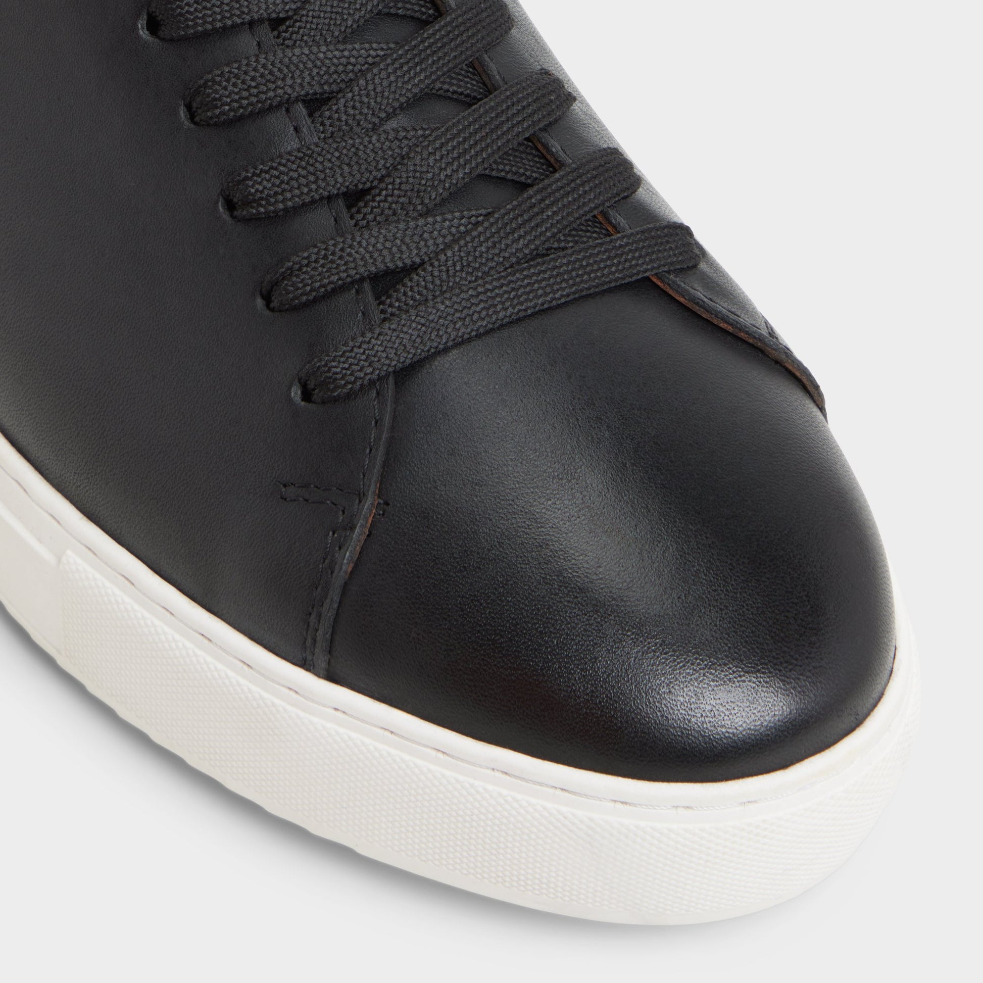 Close-up of the Black Fonzo Low top sneaker