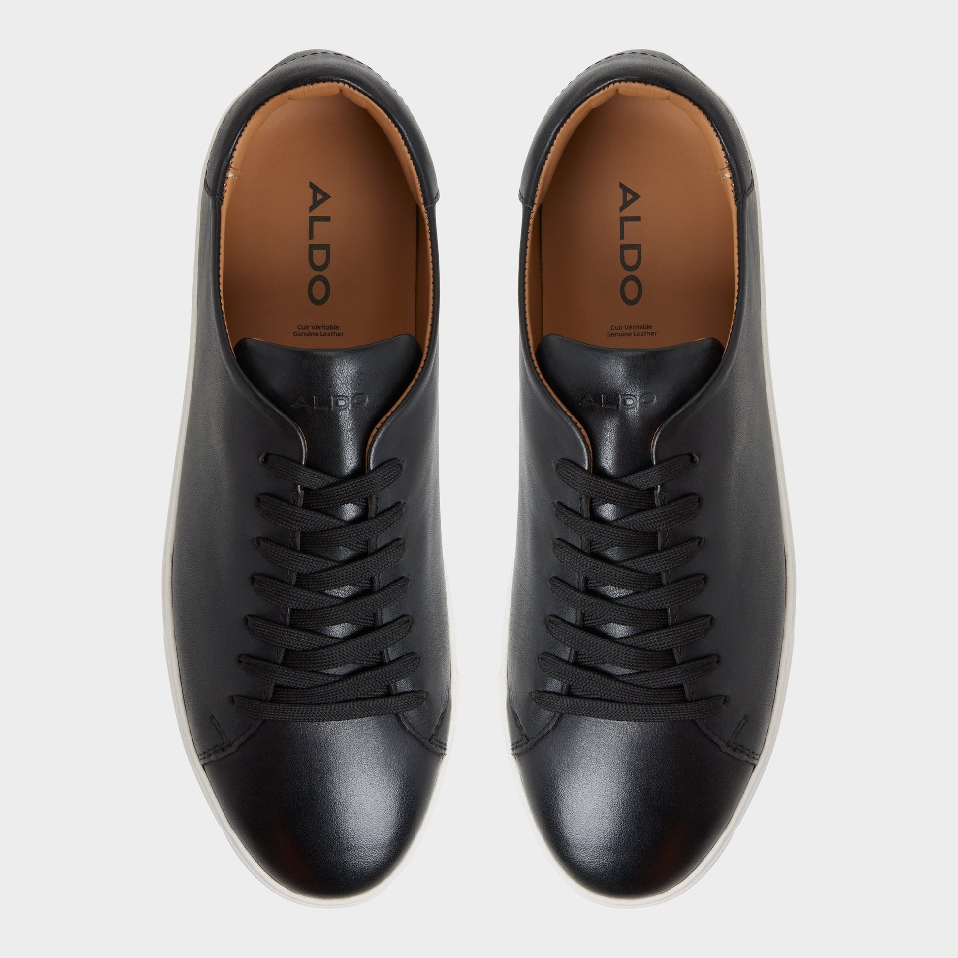 Top-down view of the Black Fonzo Low top sneaker