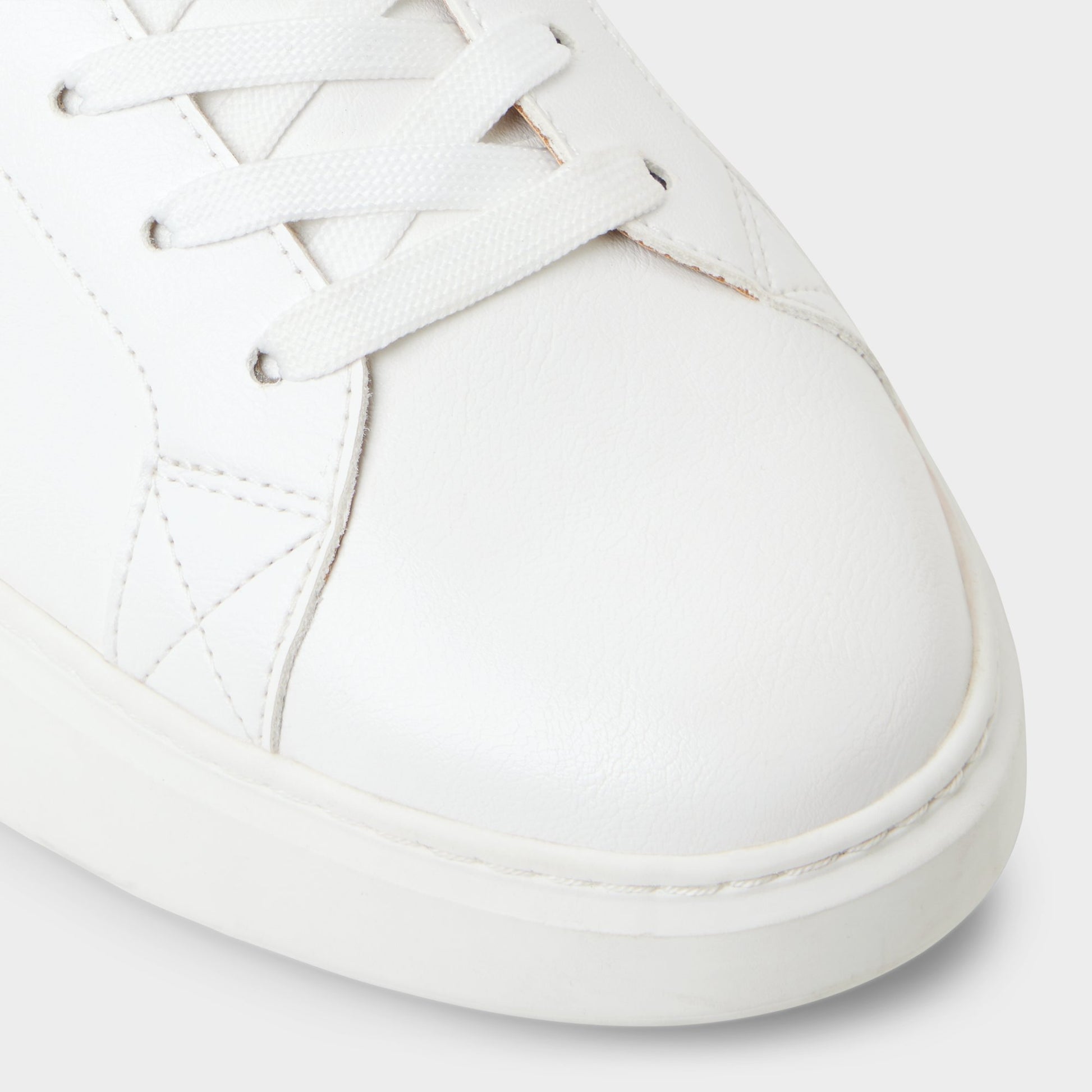 Close-up of the White Toddy Low top sneaker