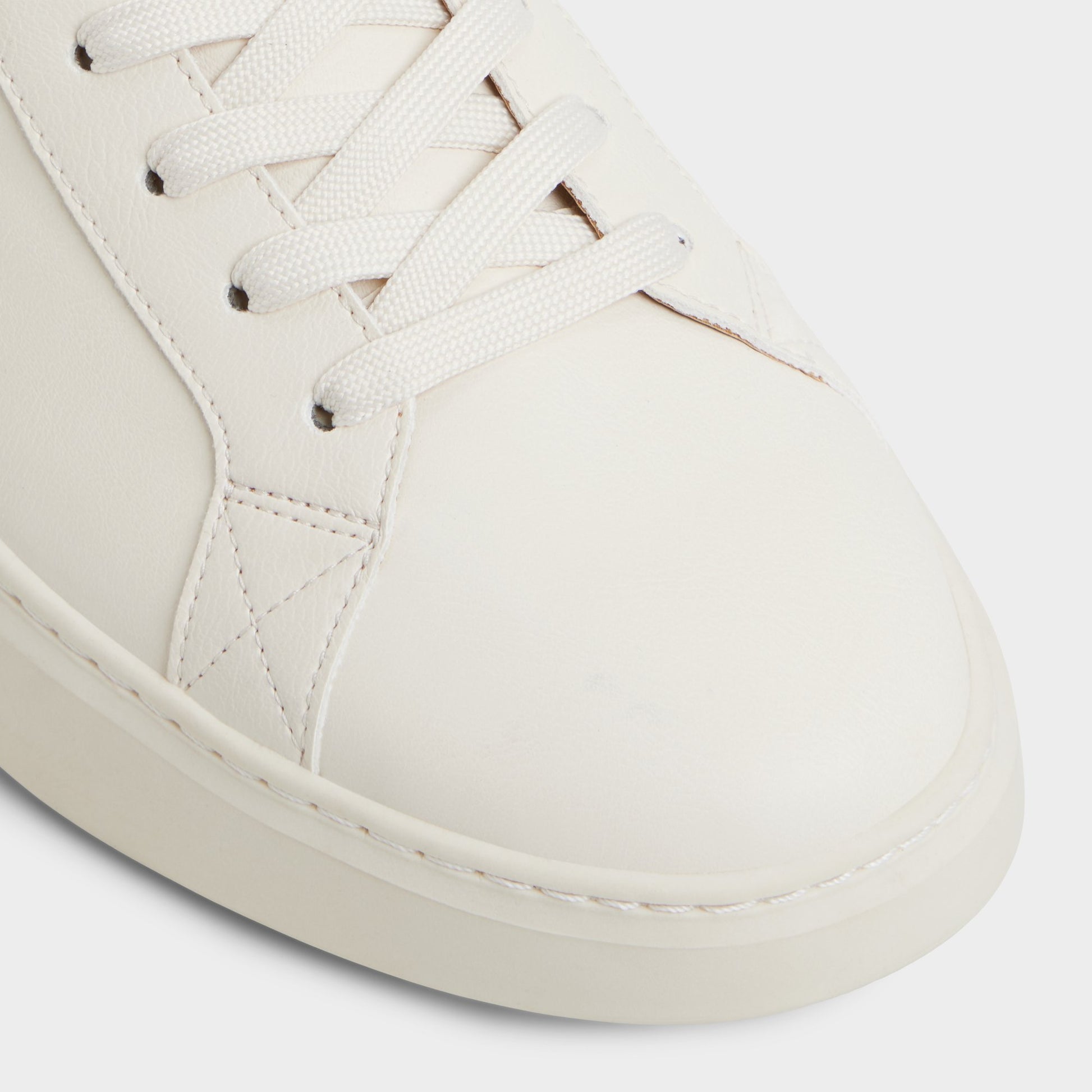 Close-up of the Bone Toddy Low top sneaker