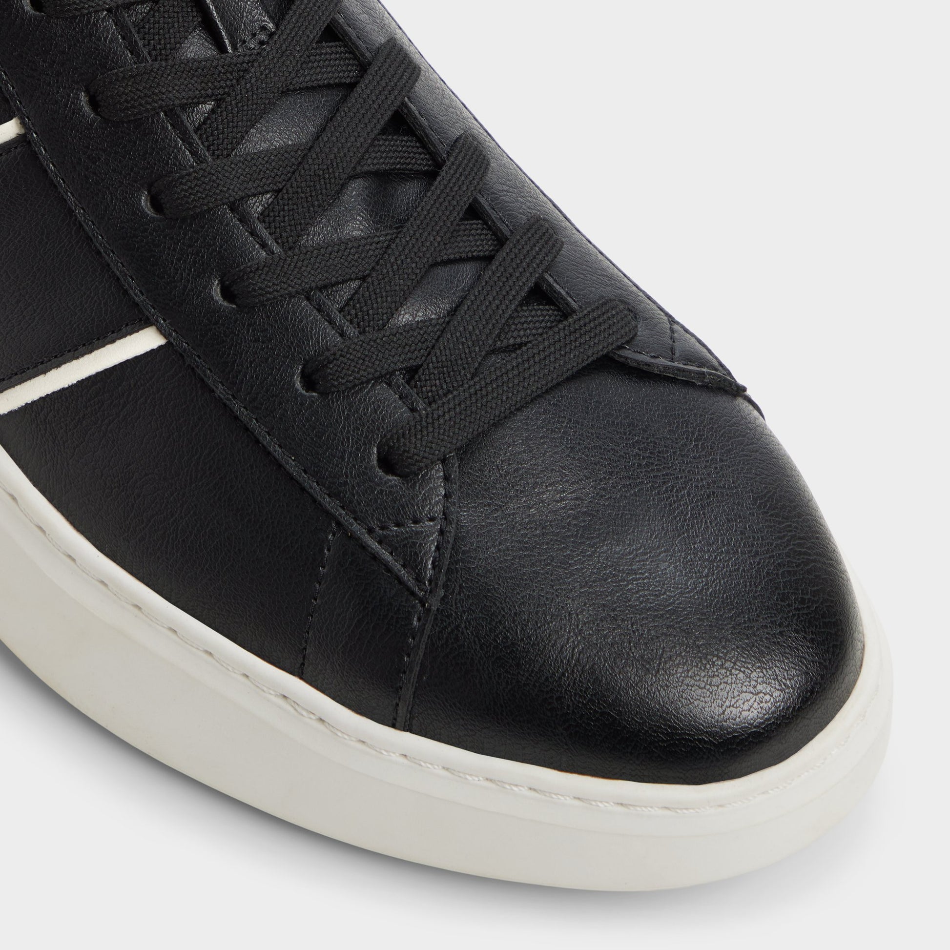 Close-up of the Black Paxon Low top sneaker