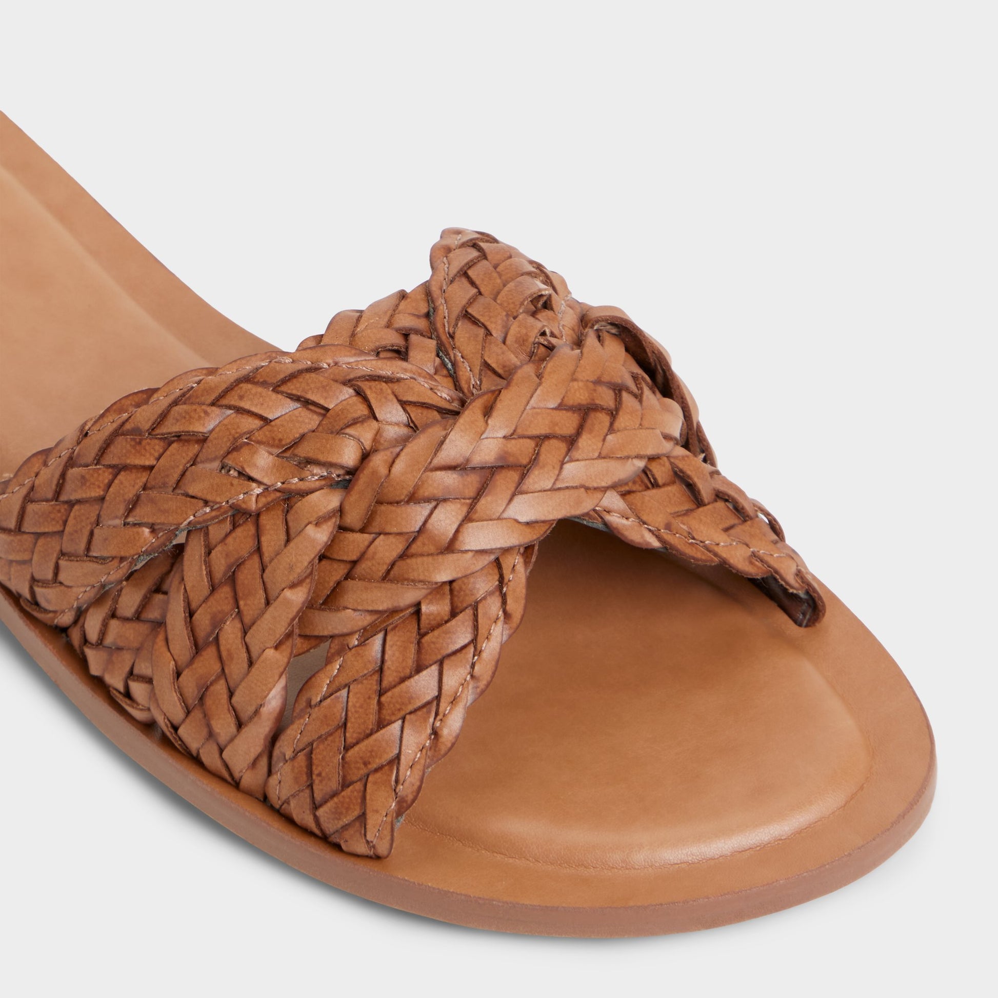 Close-up of the Medium Brown Ravelle