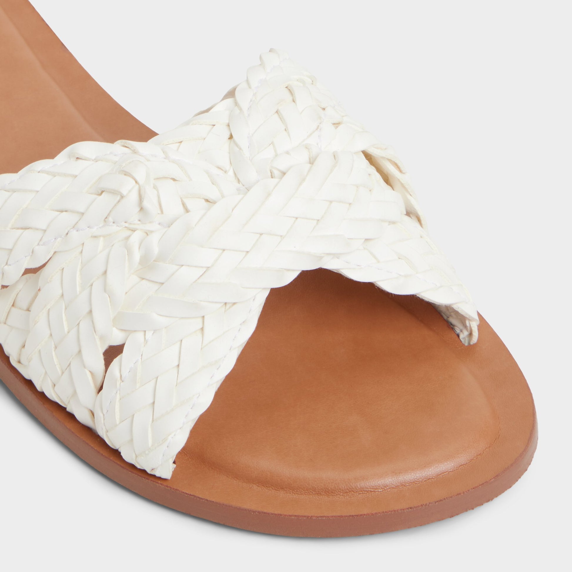 Close-up of the White/Bone Ravelle